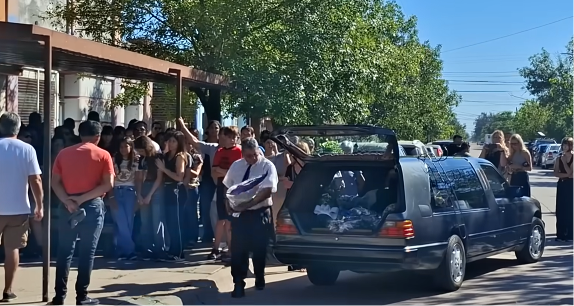 Personas reunidas junto a la carroza fúnebre para dar el último adiós a Ian Cabrera | Fuente: YouTube/Cadena 3 Argentina