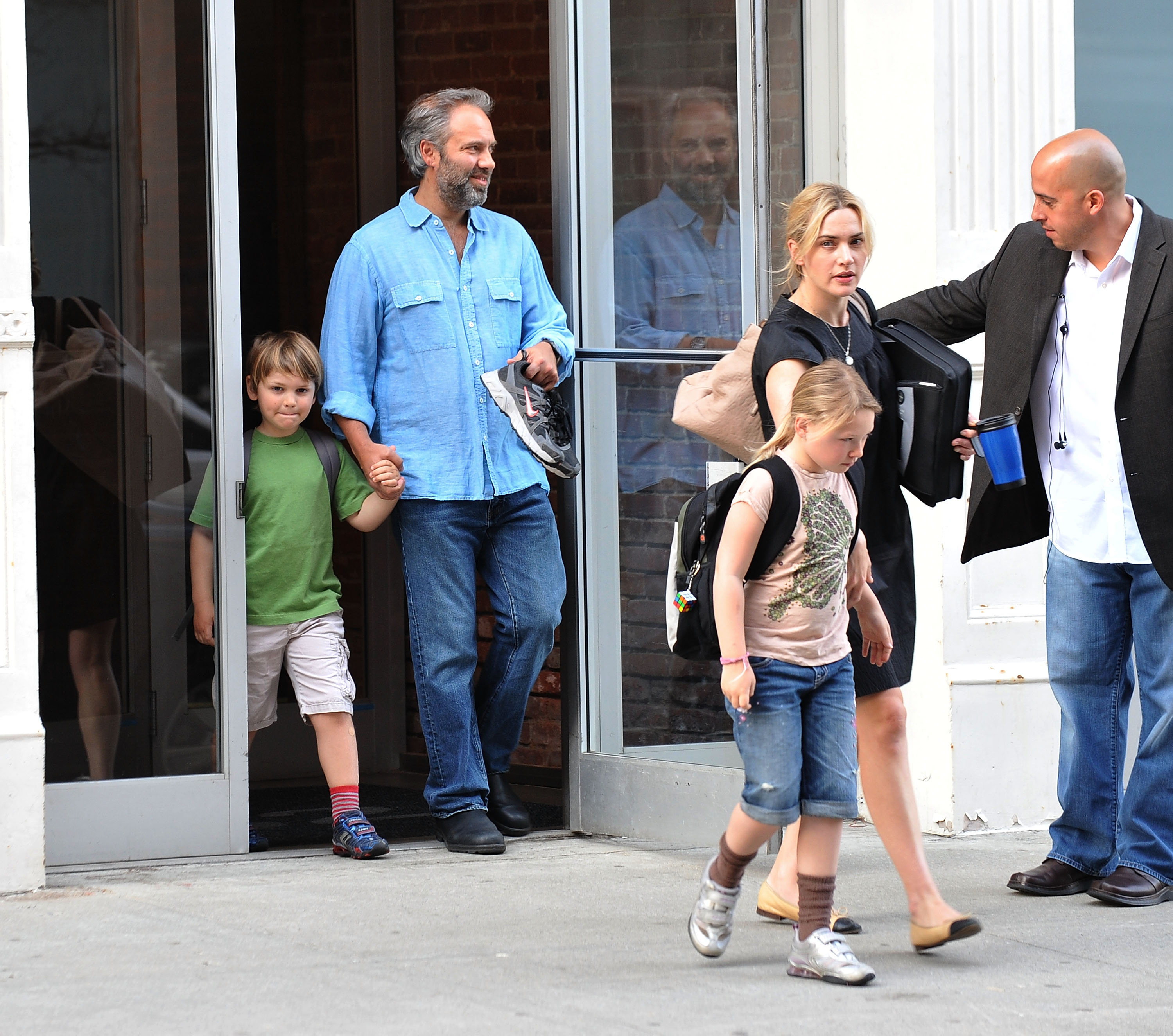 Sam Mendes, Kate Winslet y sus hijos son vistos en las calles de Manhattan el 8 de abril de 2010 en Nueva York | Foto: Getty Images