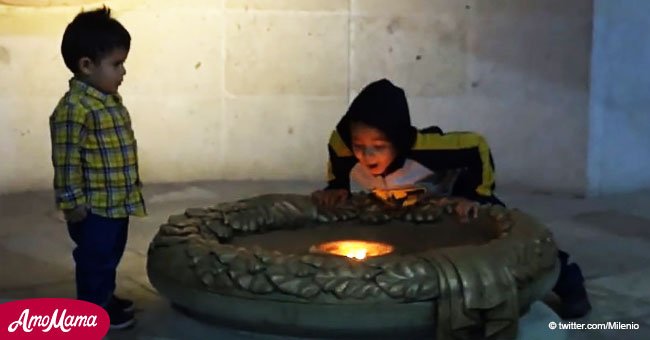 Niño fue capturado apagando la Llama de la Libertad en México, que había estado encendida por 200 años 