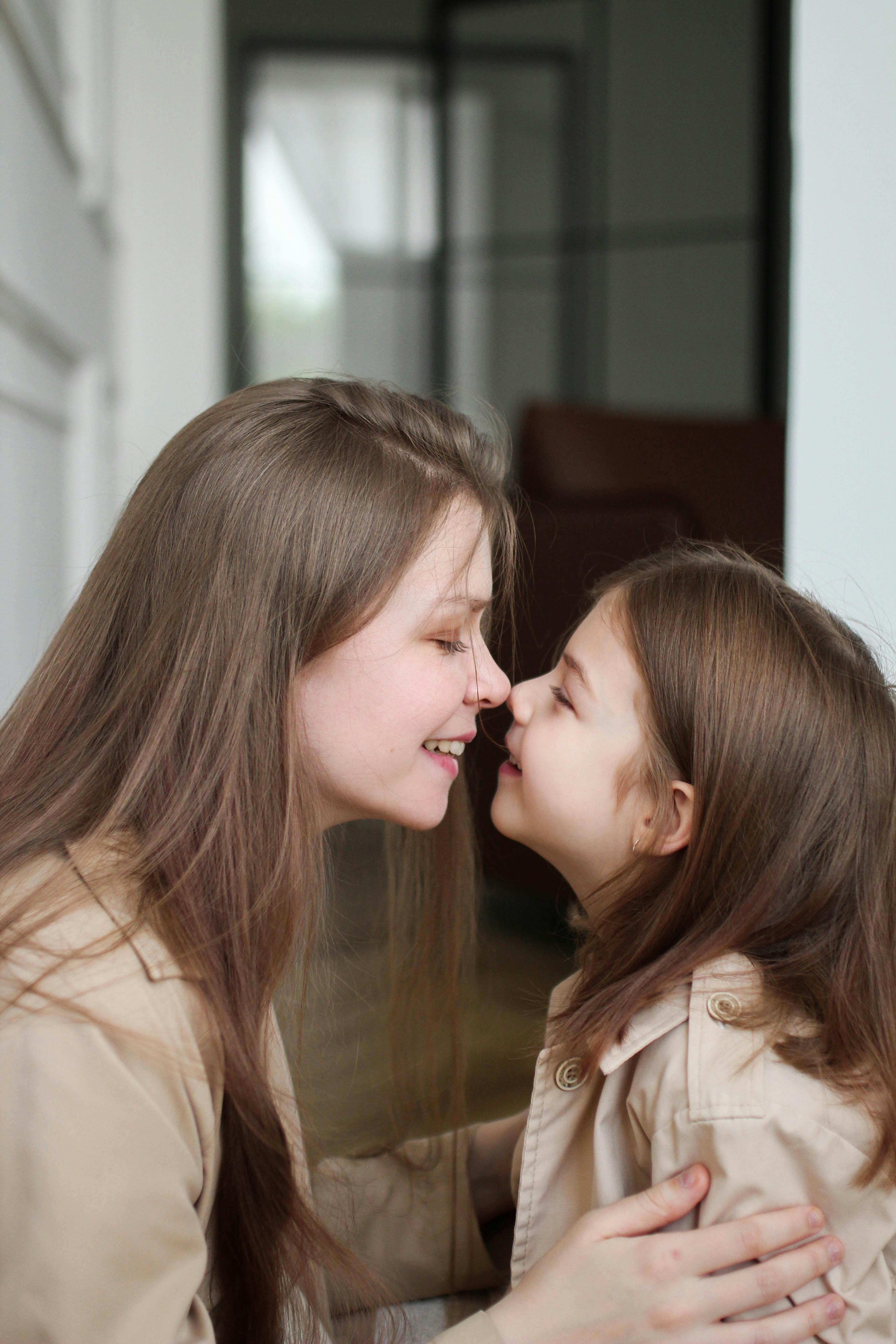 Una madre y una hija felices | Fuente: Pexels