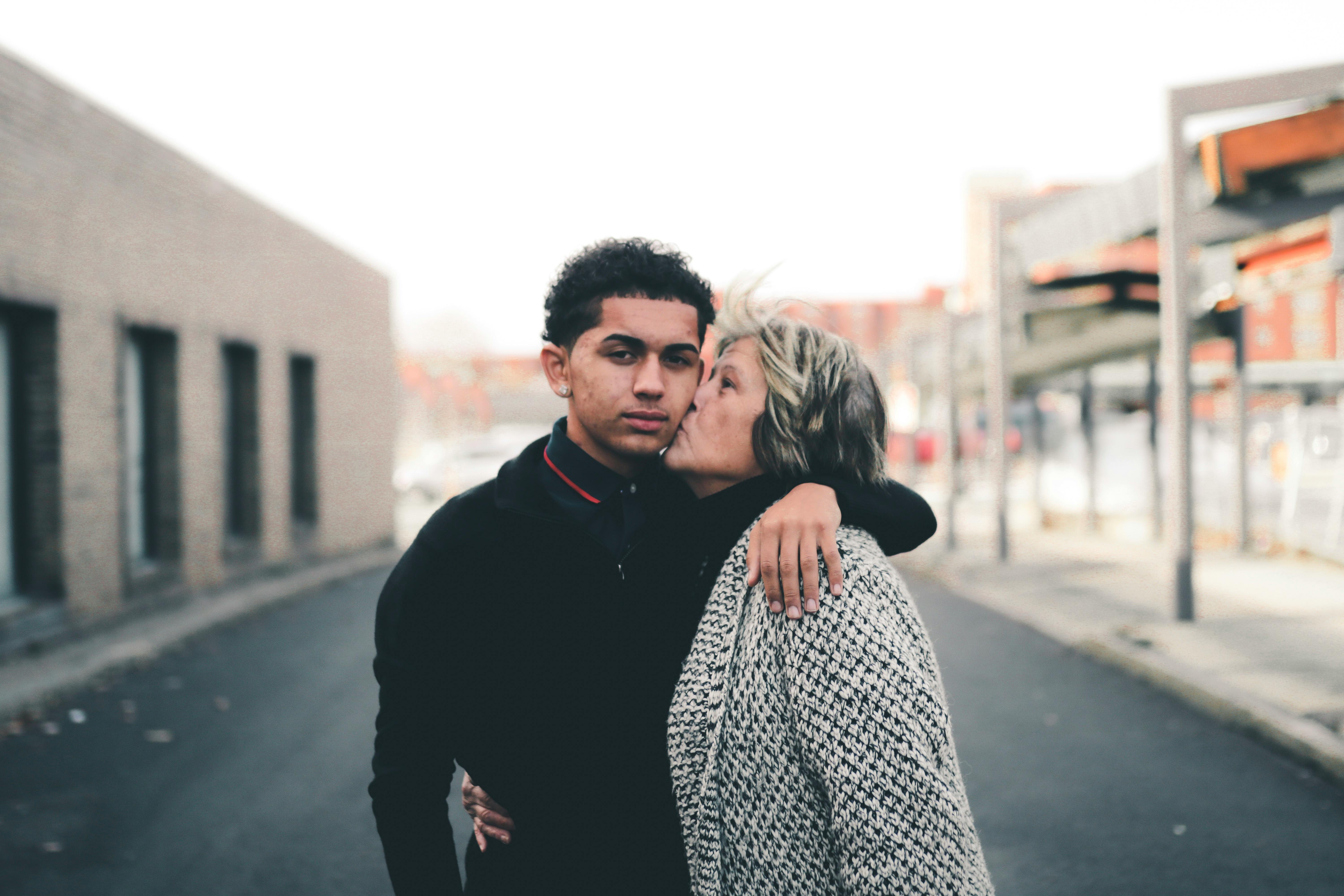 Un hombre con su madre | Fuente: Pexels