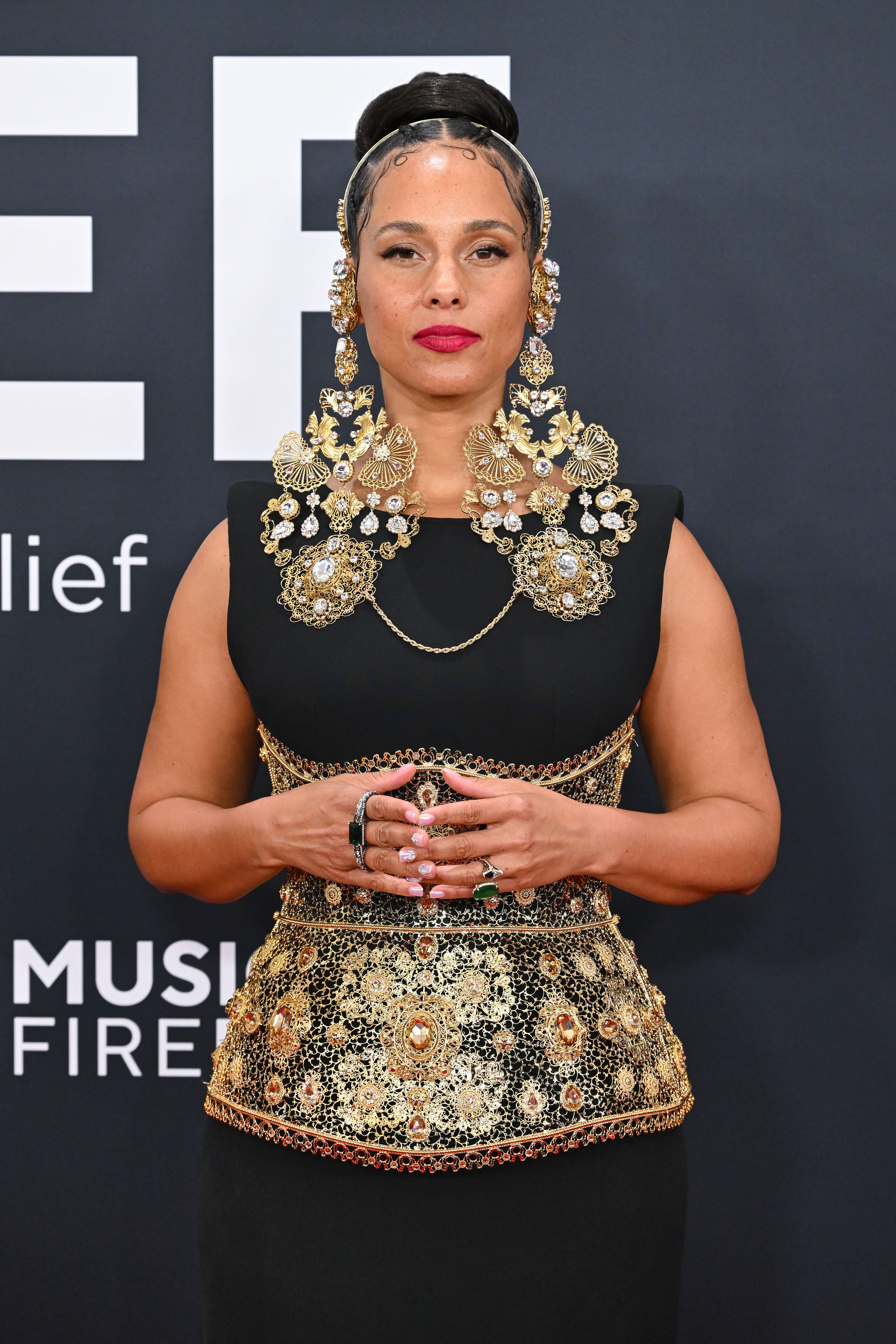Alicia Keys posando en la alfombra roja de los Grammy | Fuente: Getty Images