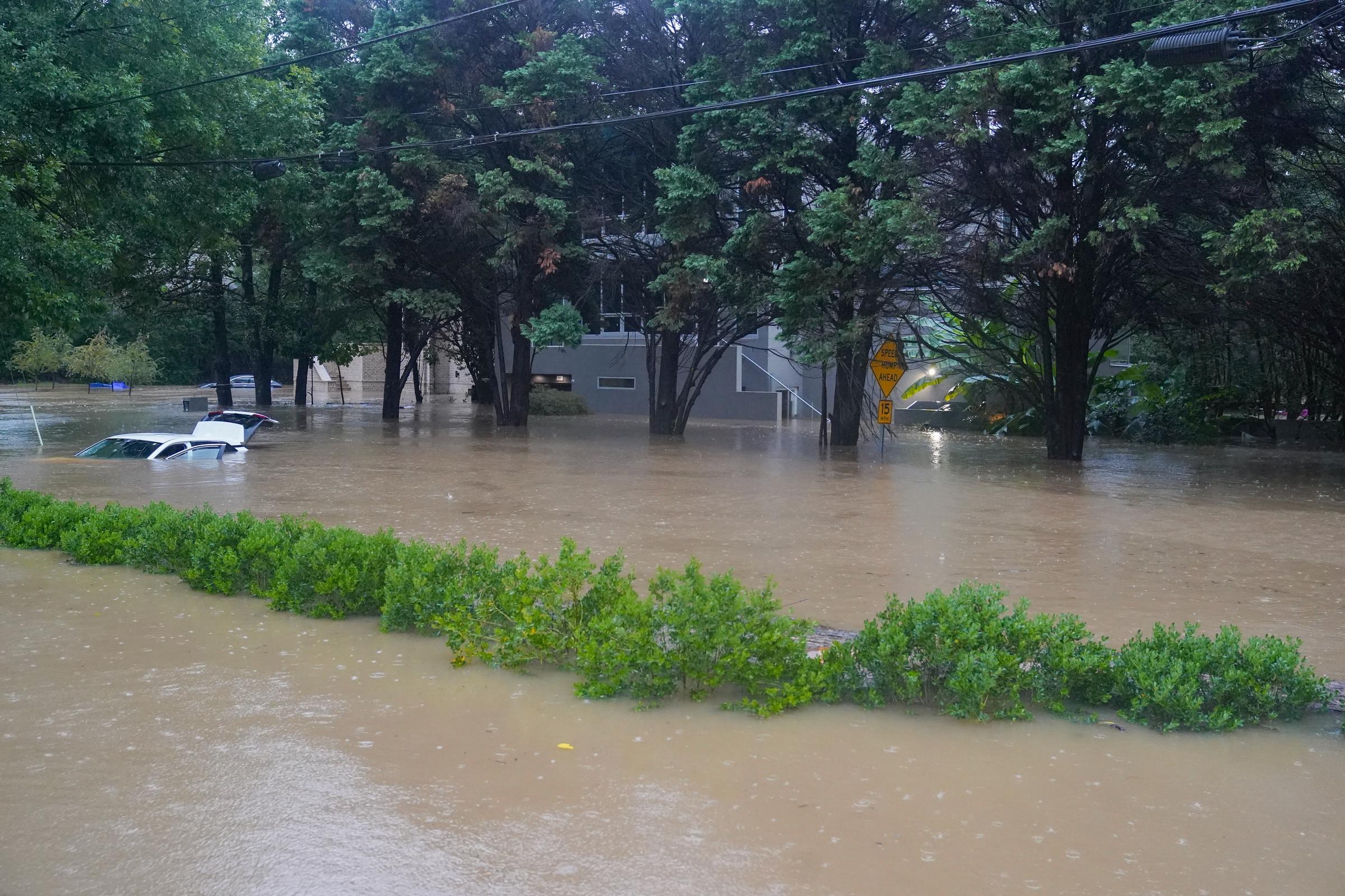 Las calles inundadas cerca de Peachtree Creek después de que el huracán Helene provocara fuertes lluvias durante la noche en Atlanta, Georgia, el 27 de septiembre de 2024 | Fuente: Getty Images