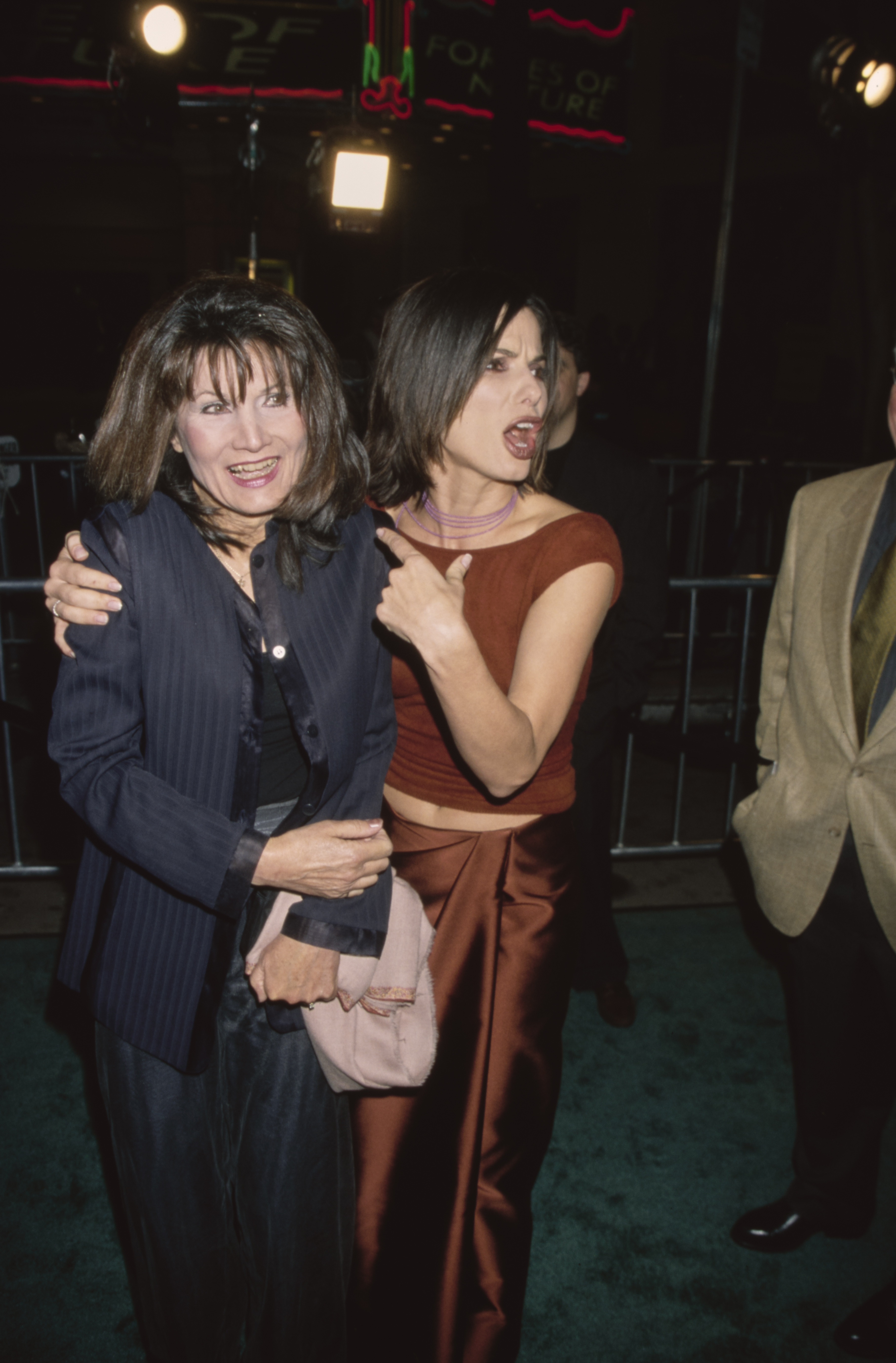 Sandra Bullock y su madre, Helga, asisten al estreno en Westwood de "Forces of Nature" en el Mann Village Theatre el 12 de marzo de 1999, en Los Ángeles | Fuente: Getty Images