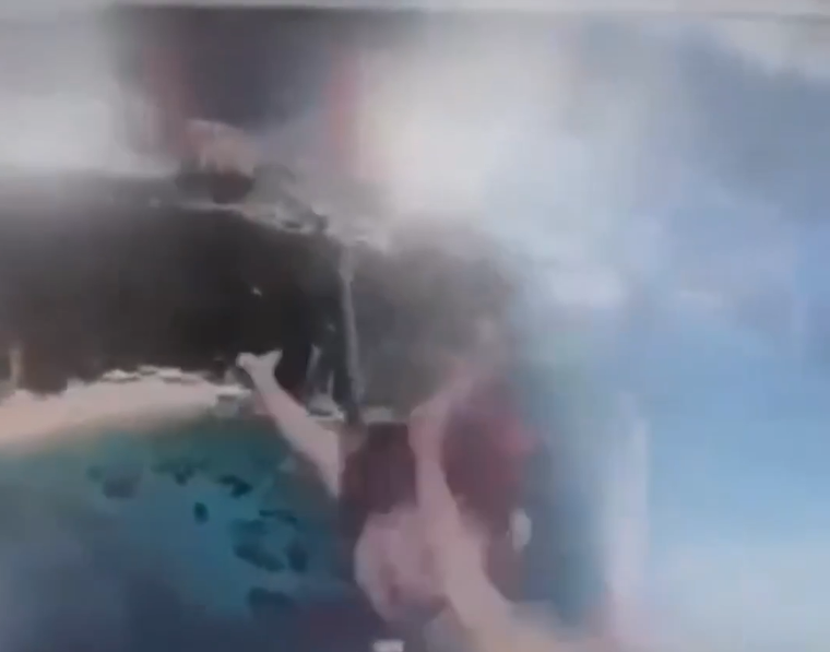 Momento en que Tijana Radonjic se desajustó el arnés mientras volaba en parapente | Fuente: X/@porqueTTarg