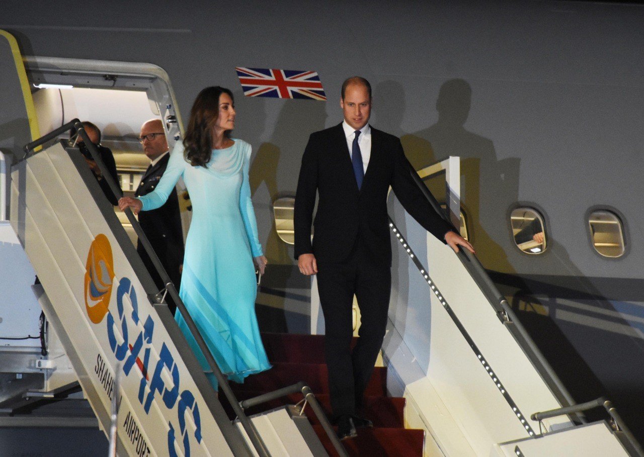 El príncipe William y su esposa Kate Middleton en la base aérea de Nur Khan en Rawalpindi, Pakistán, el 14 de octubre de 2019. | Foto: Getty Images