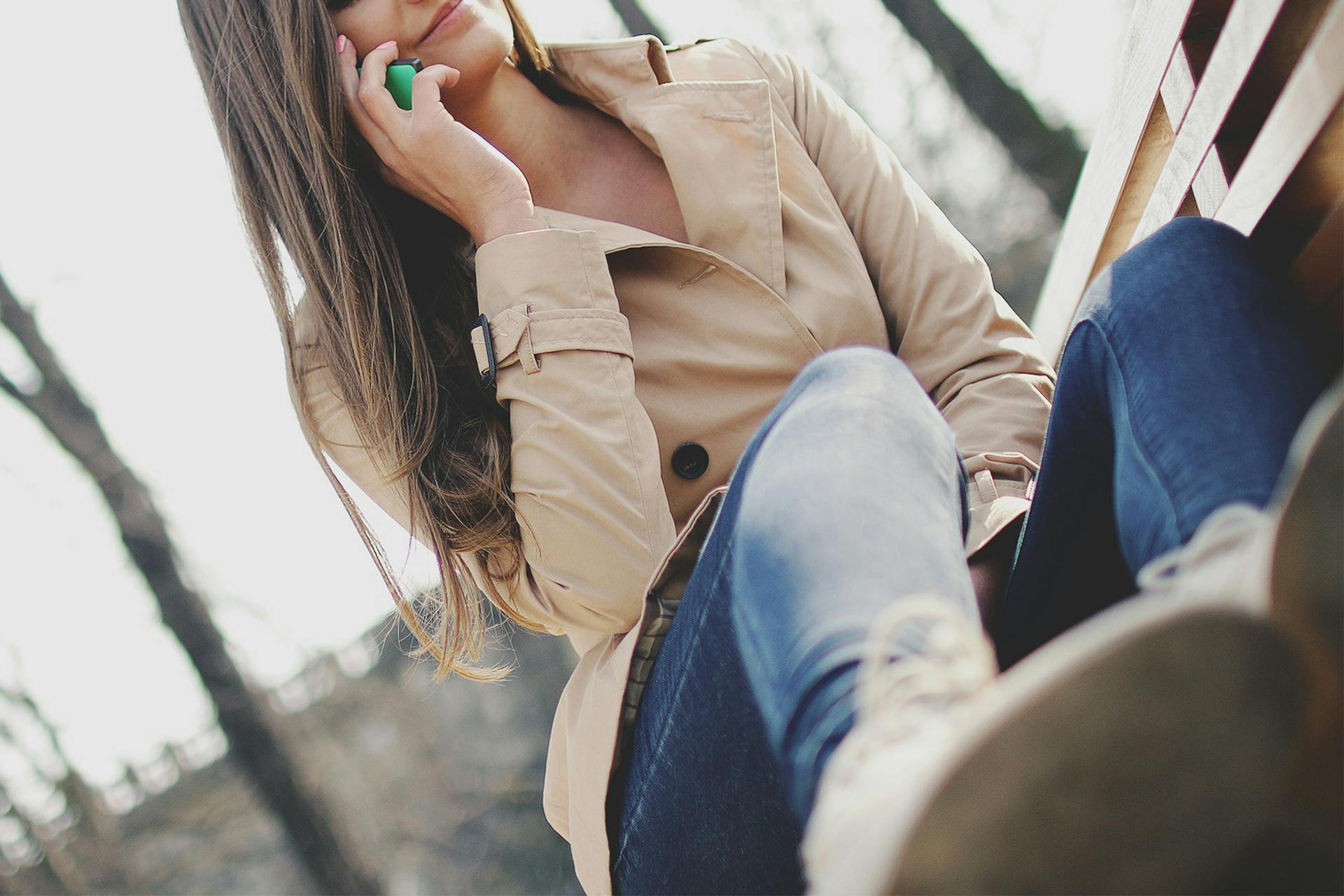 Una mujer emocionada hablando por teléfono | Fuente: Pexels