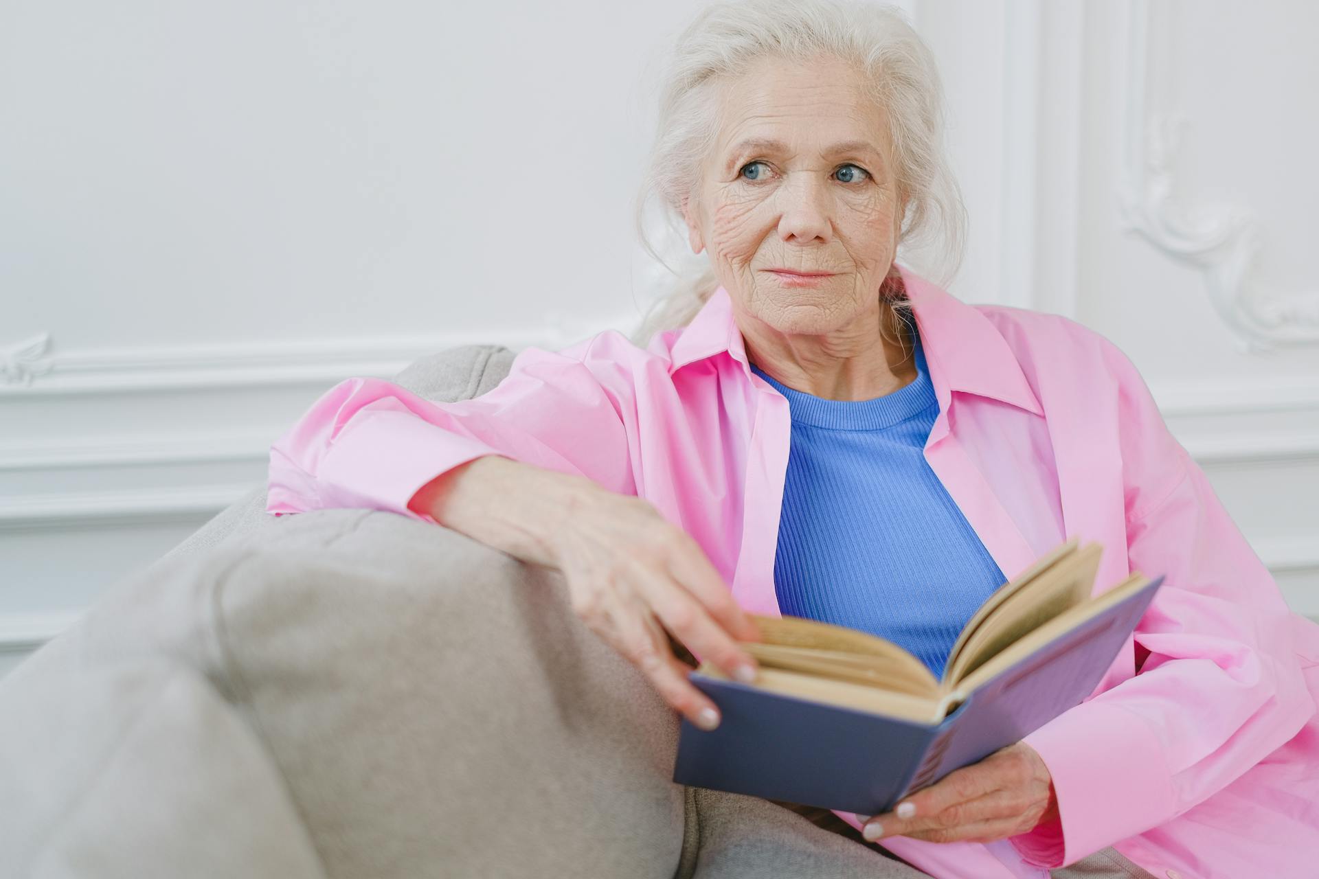 Una mujer mayor con un libro en la mano | Fuente: Pexels