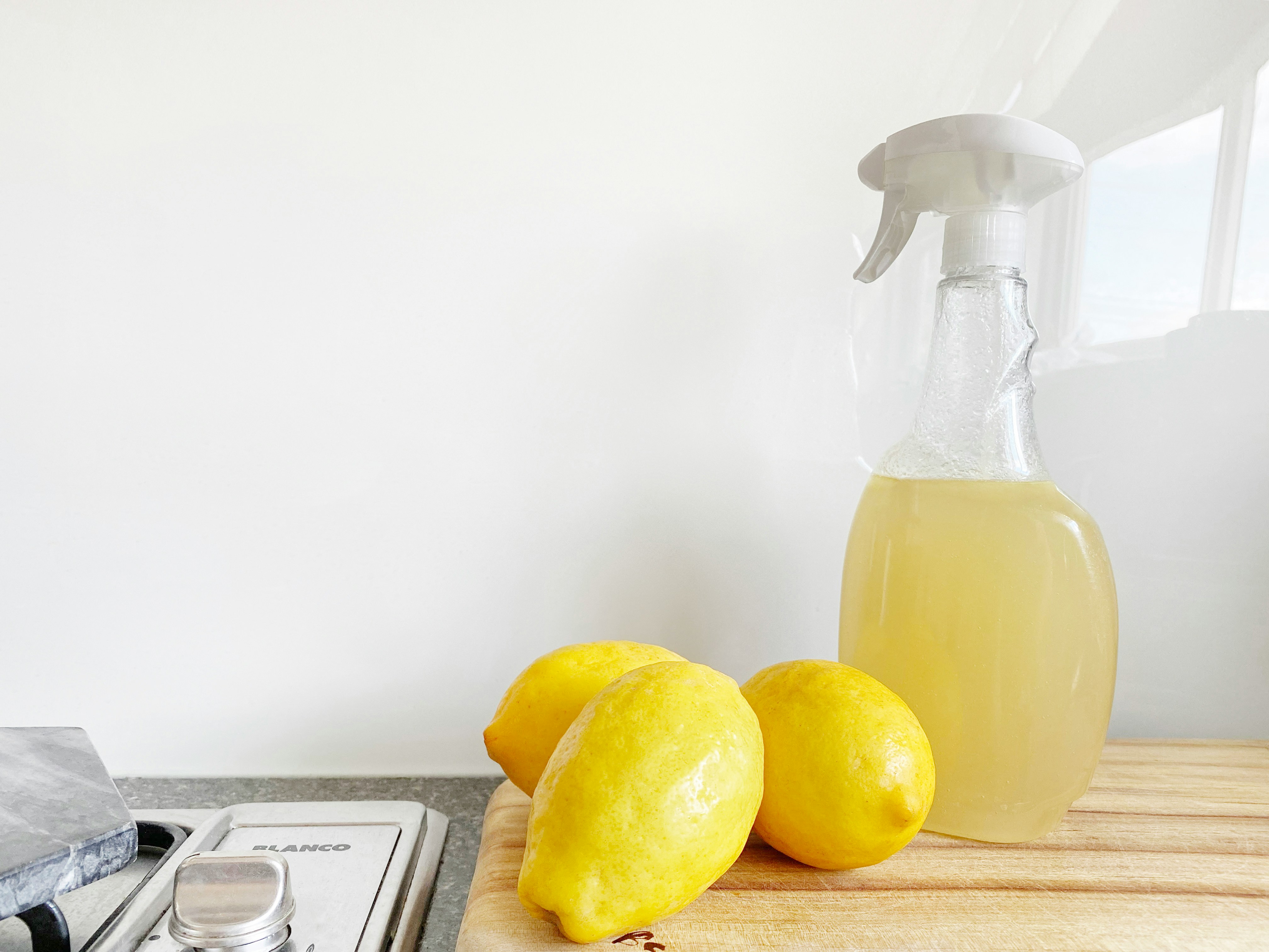 Limones junto a una botella de spray | Fuente: Unsplash
