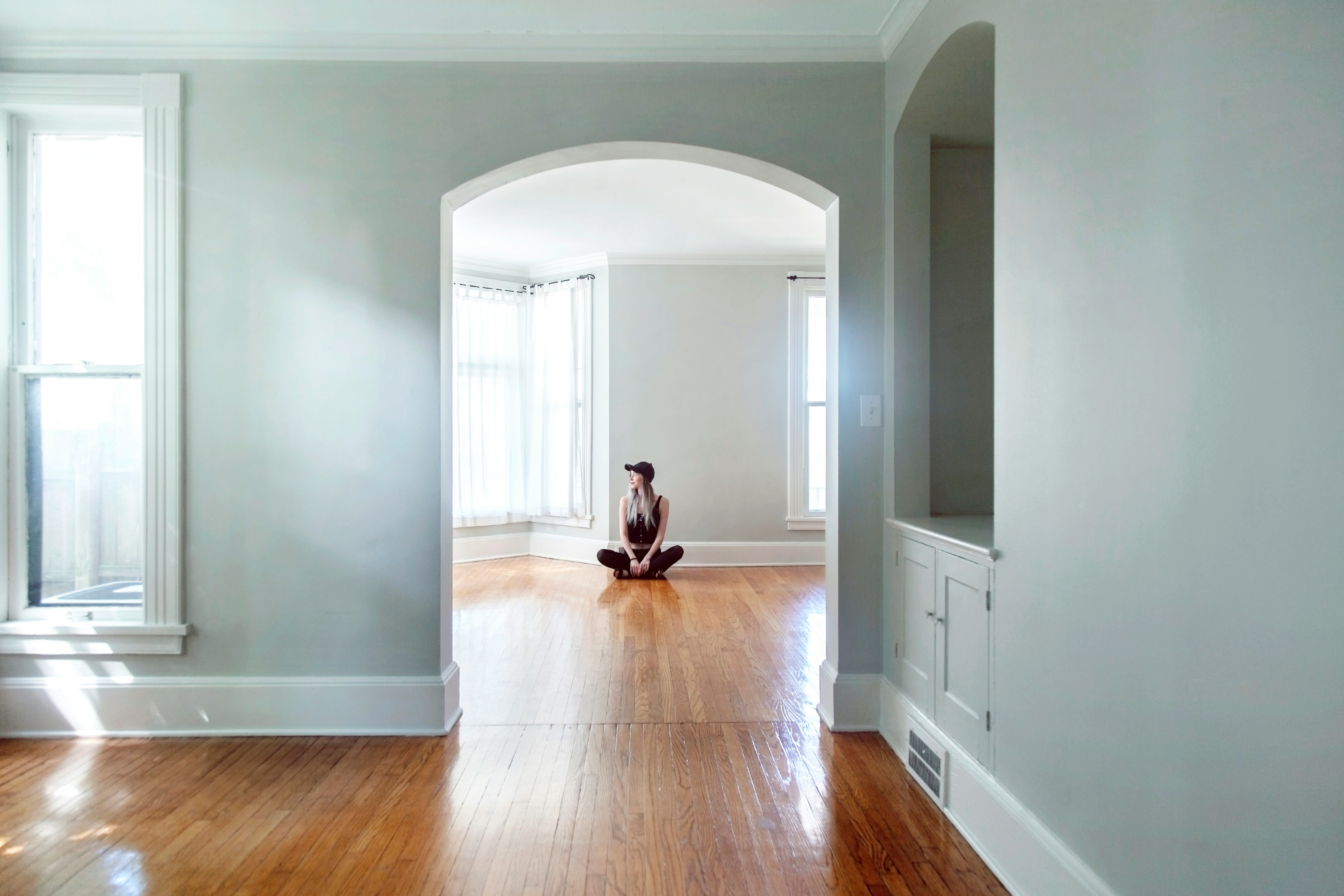 Una mujer en una casa vacía | Fuente: Unsplash