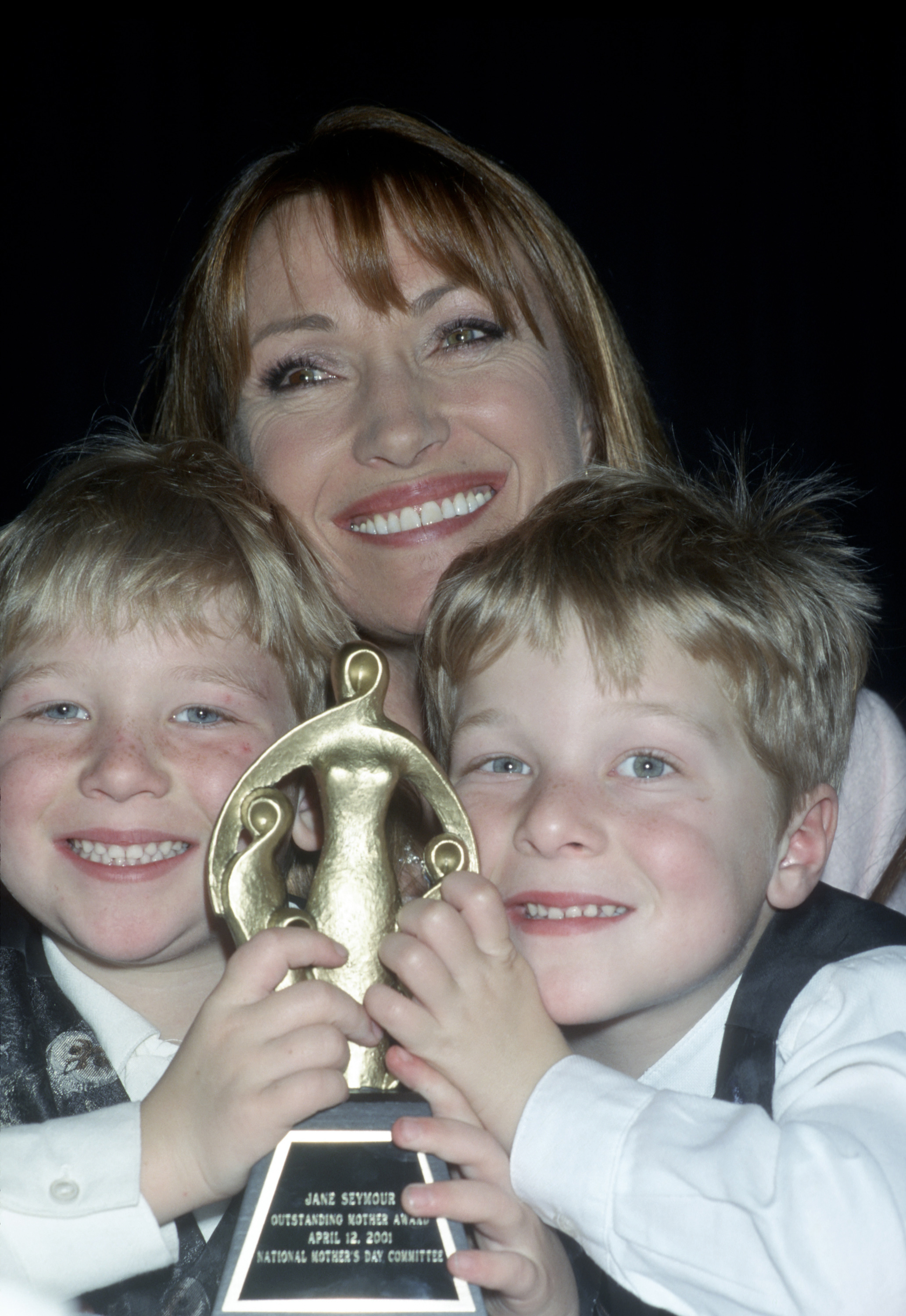 Jane Seymour con sus hijos John y Kristopher Keach en el Almuerzo de los Premios a las Madres Sobresalientes 2001. | Fuente: Getty Images