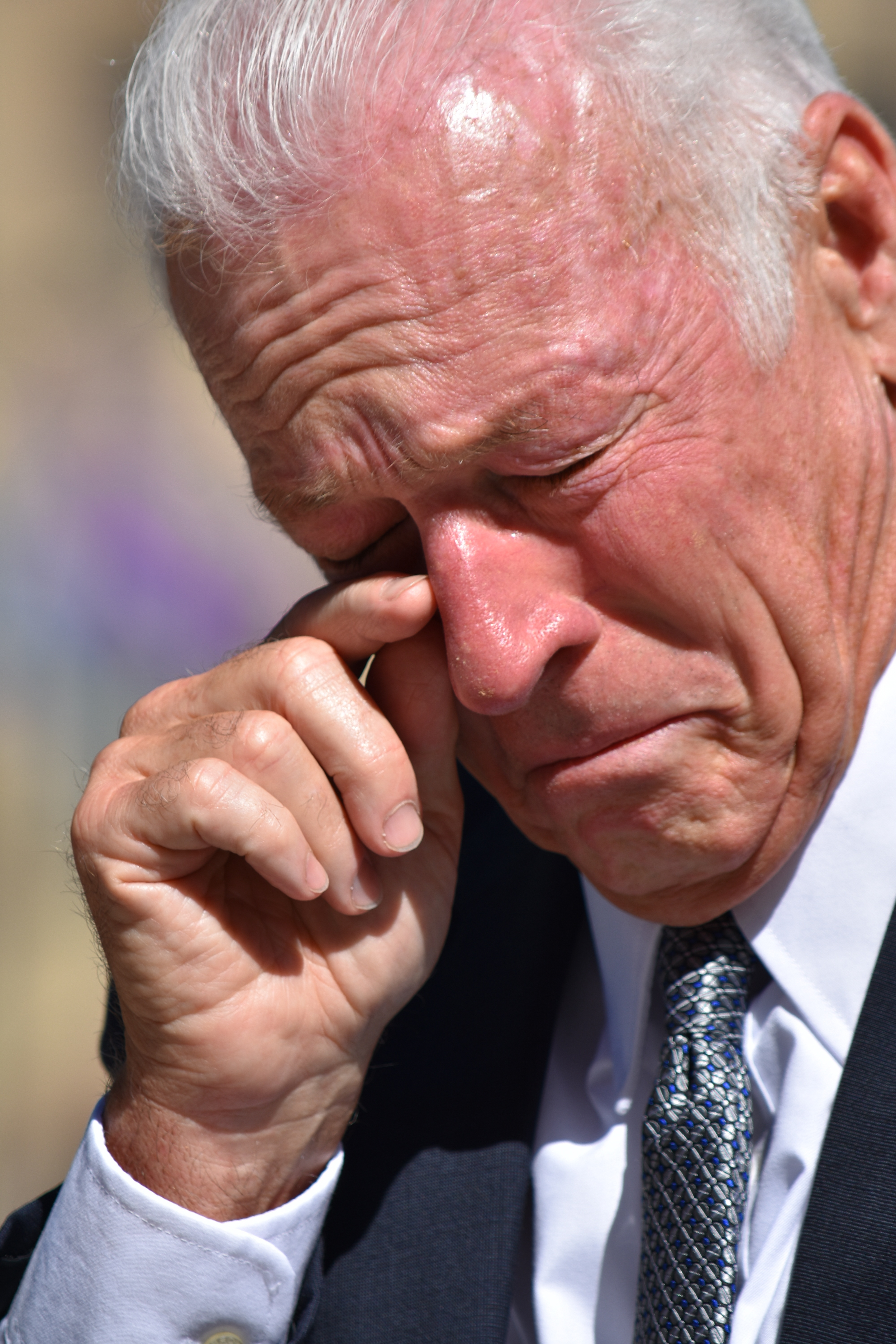 Un hombre mayor secándose las lágrimas. | Foto: Shutterstock