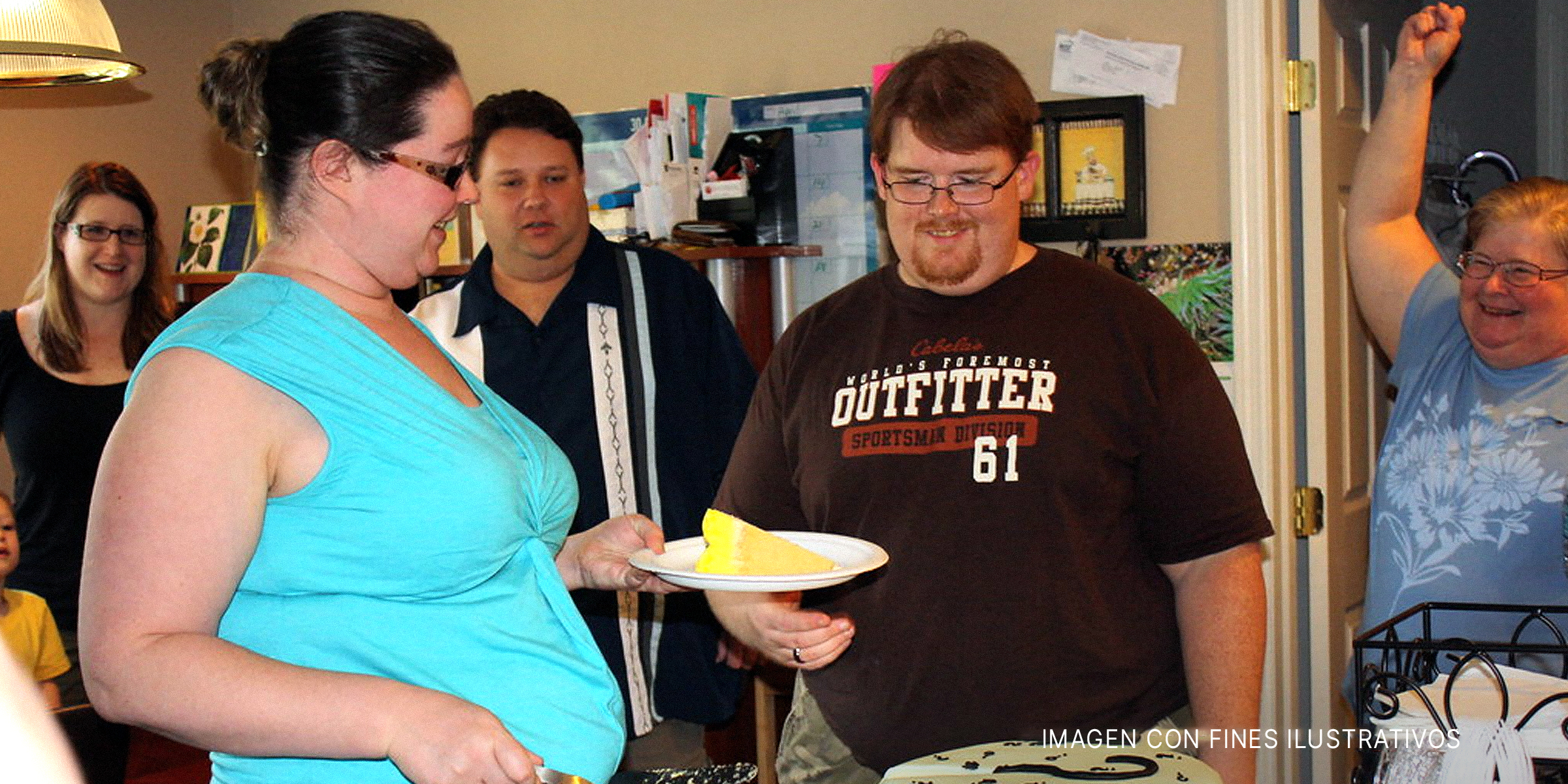 Un hombre y una mujer compartiendo pastel | Fuente: Flickr.com