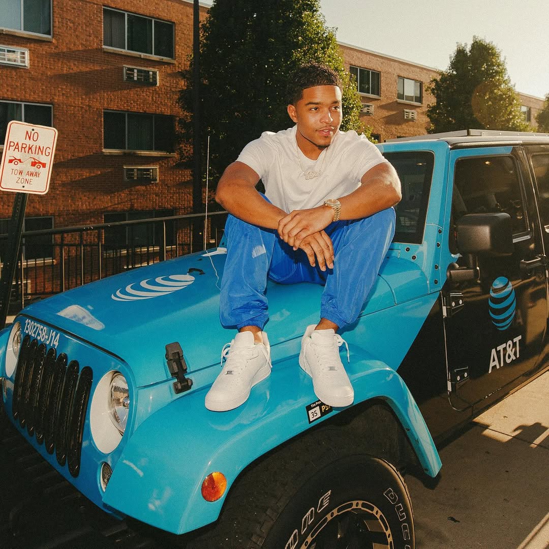 Justin Combs sentado encima de un Automóvil, con fecha de agosto de 2019 | Fuente: Instagram/princejdc