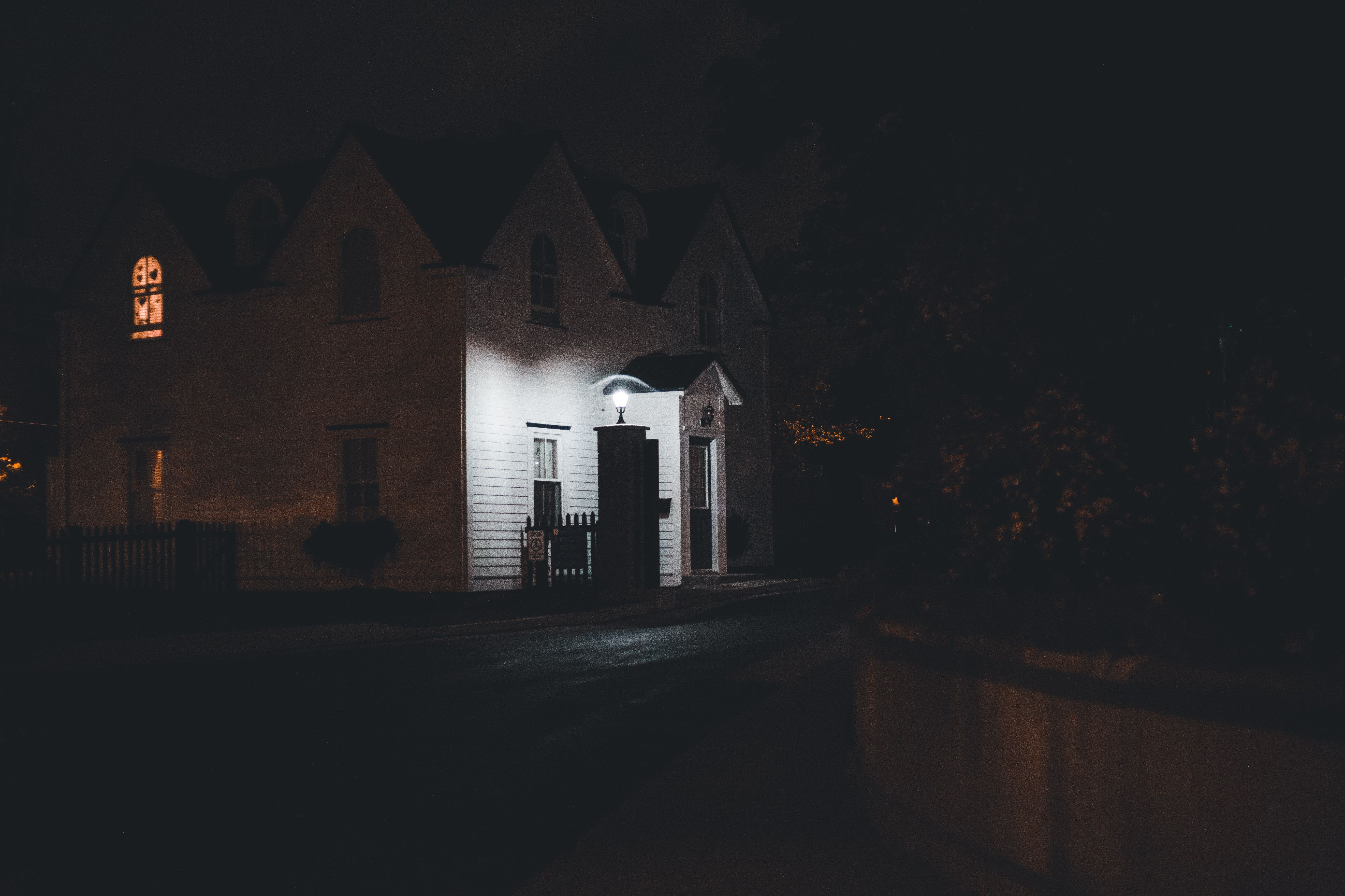 Una casa iluminada suavemente por las luces del exterior | Fuente: Pexels