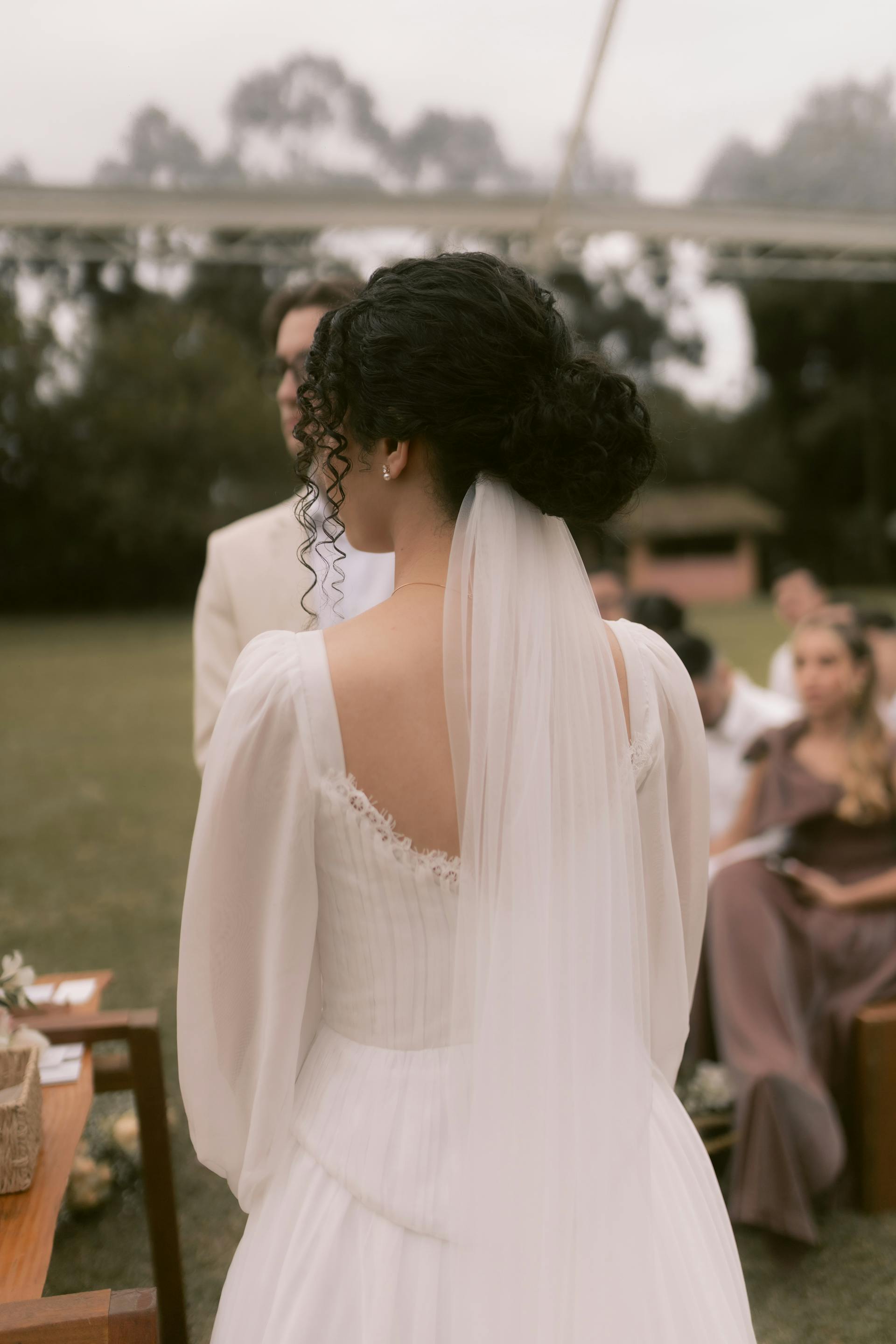 Una novia y un novio en el altar | Fuente: Pexels