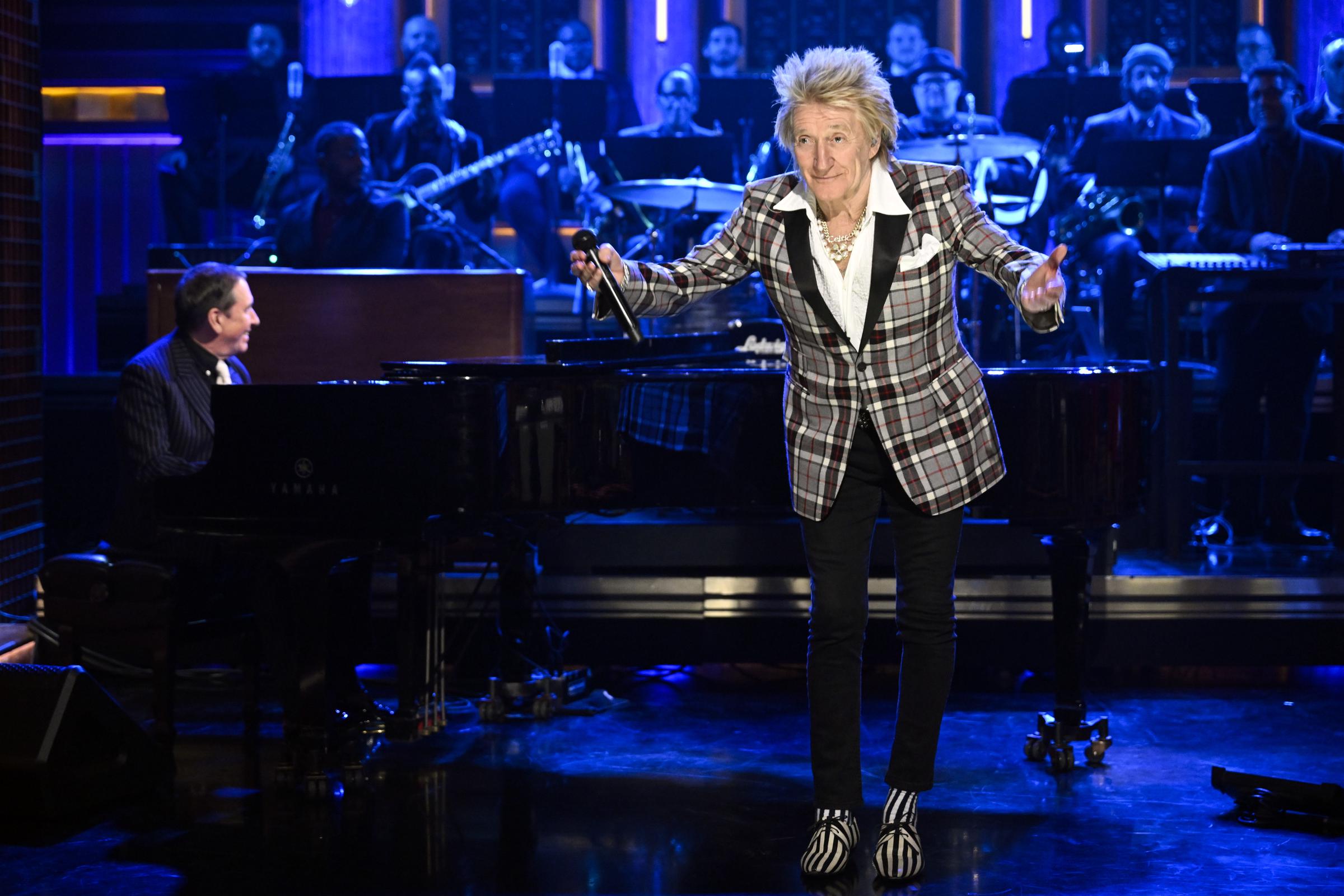 Rod Stewart actuando en "The Tonight Show Starring Jimmy Fallon" el 6 de febrero de 2024. | Fuente: Getty Images