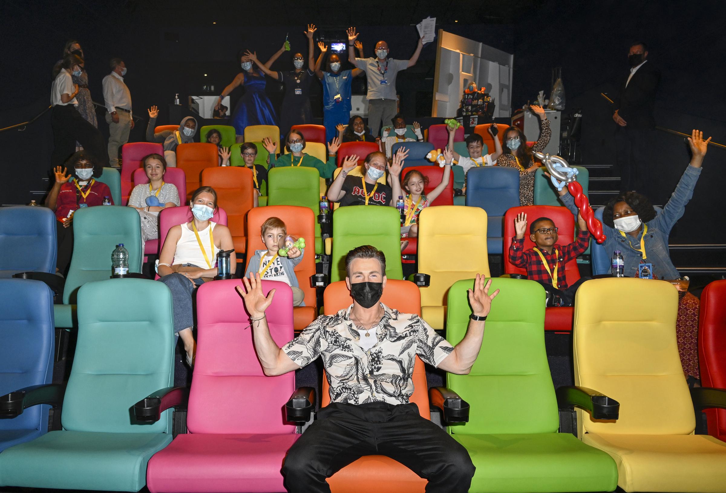 Chris Evans sorprende a pacientes y padres en una proyección previa al estreno de MediCinema de "Lightyear", de Disney y Pixar, en el Chelsea and Westminster Hospital el 13 de junio de 2022 en Londres, Inglaterra | Fuente: Getty Images