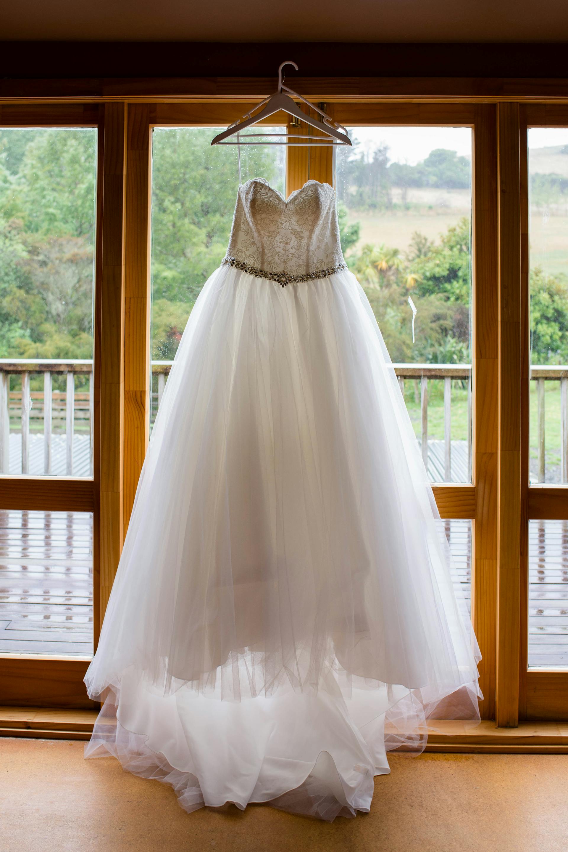 Un vestido de novia colgado de la ventana | Fuente: Pexels