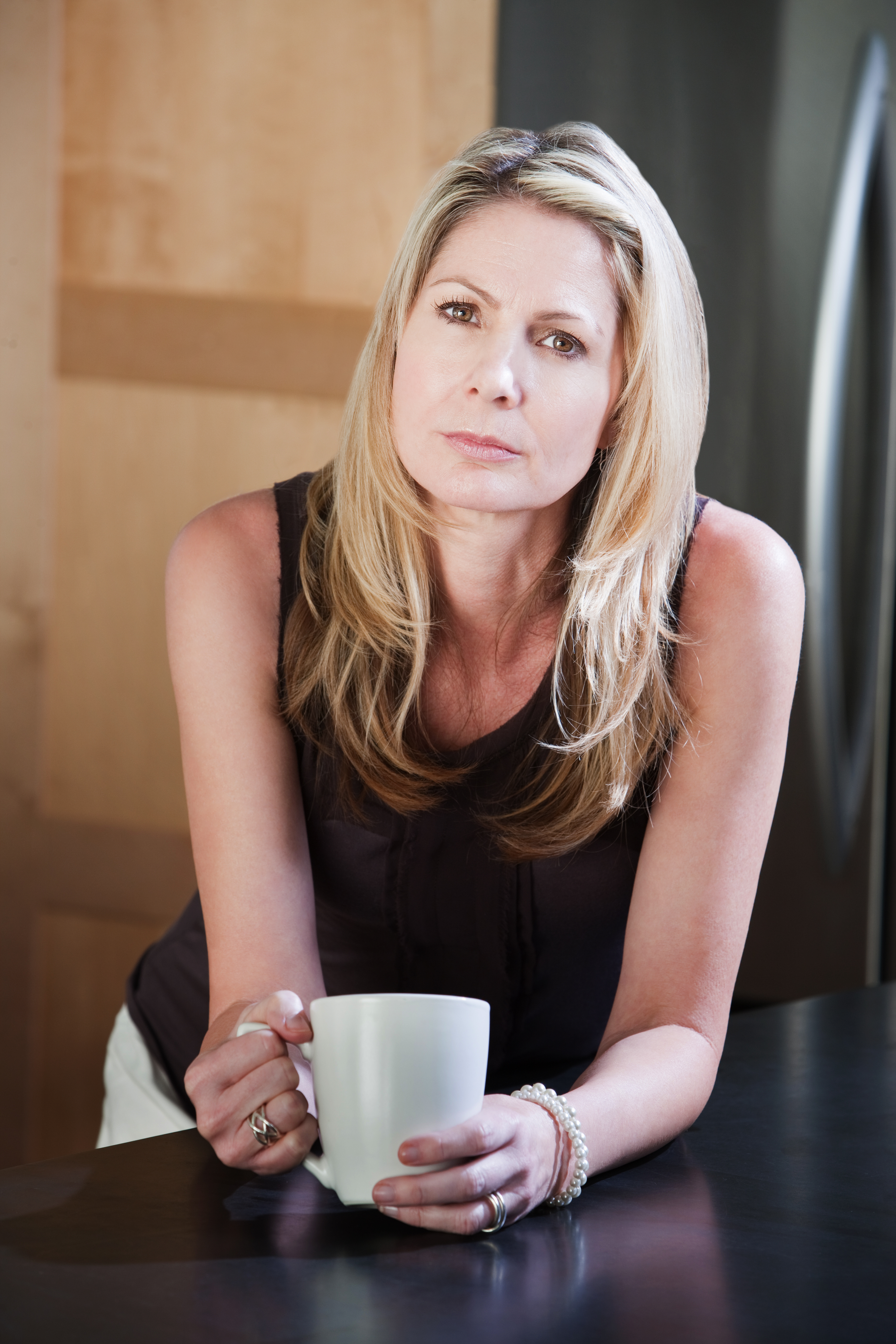 Mujer con una taza de café en la mano | Foto: Shutterstock