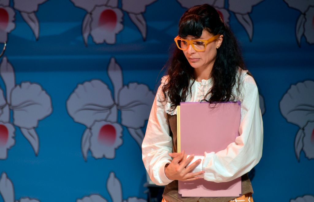 Ana María Orozco actúa durante un ensayo de la obra "Yo soy Betty, la fea" en Bogotá, el 30 de marzo de 2017. | Fuente: Getty Images