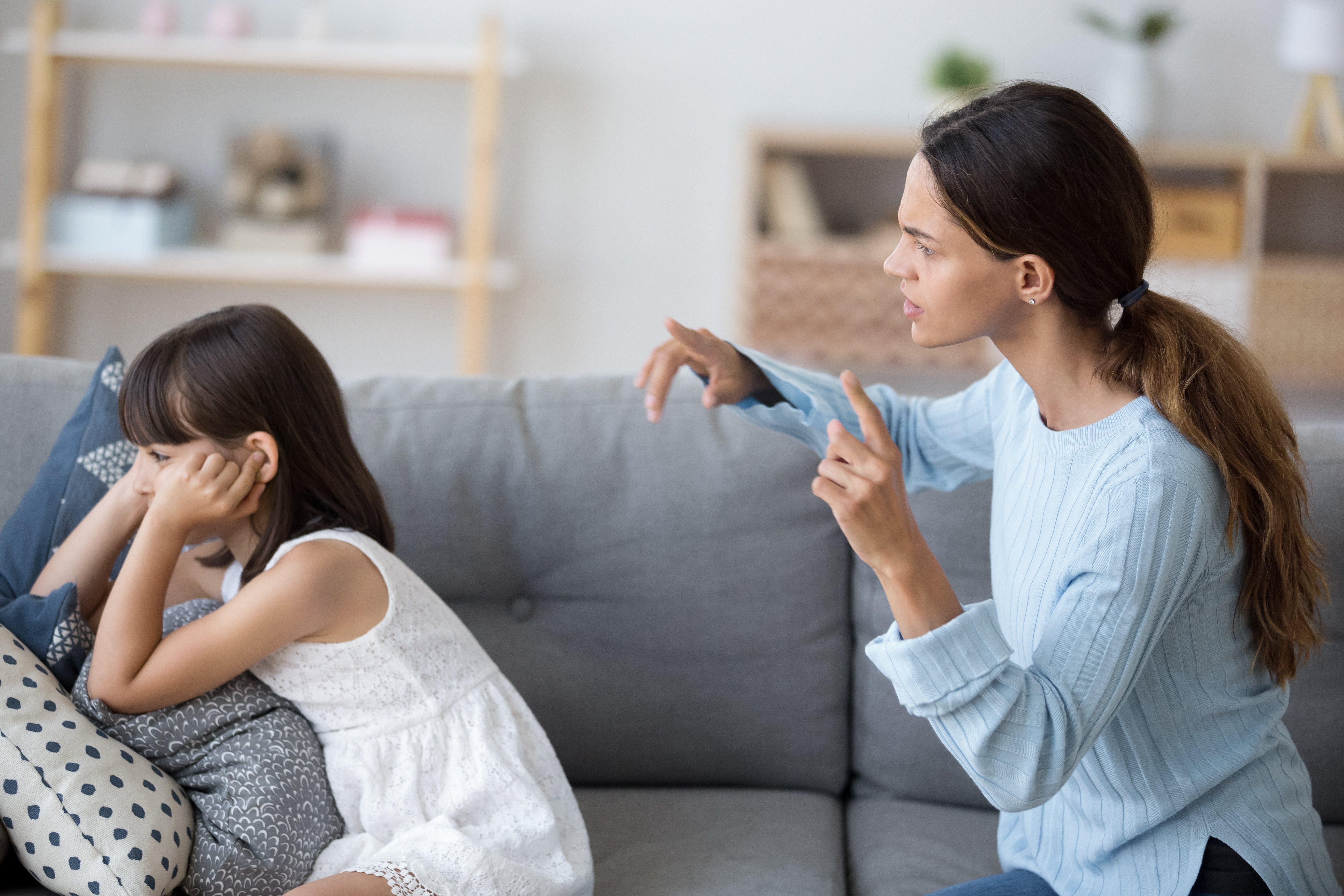 Madre discute con hija en sofá. | Foto: Shutterstock