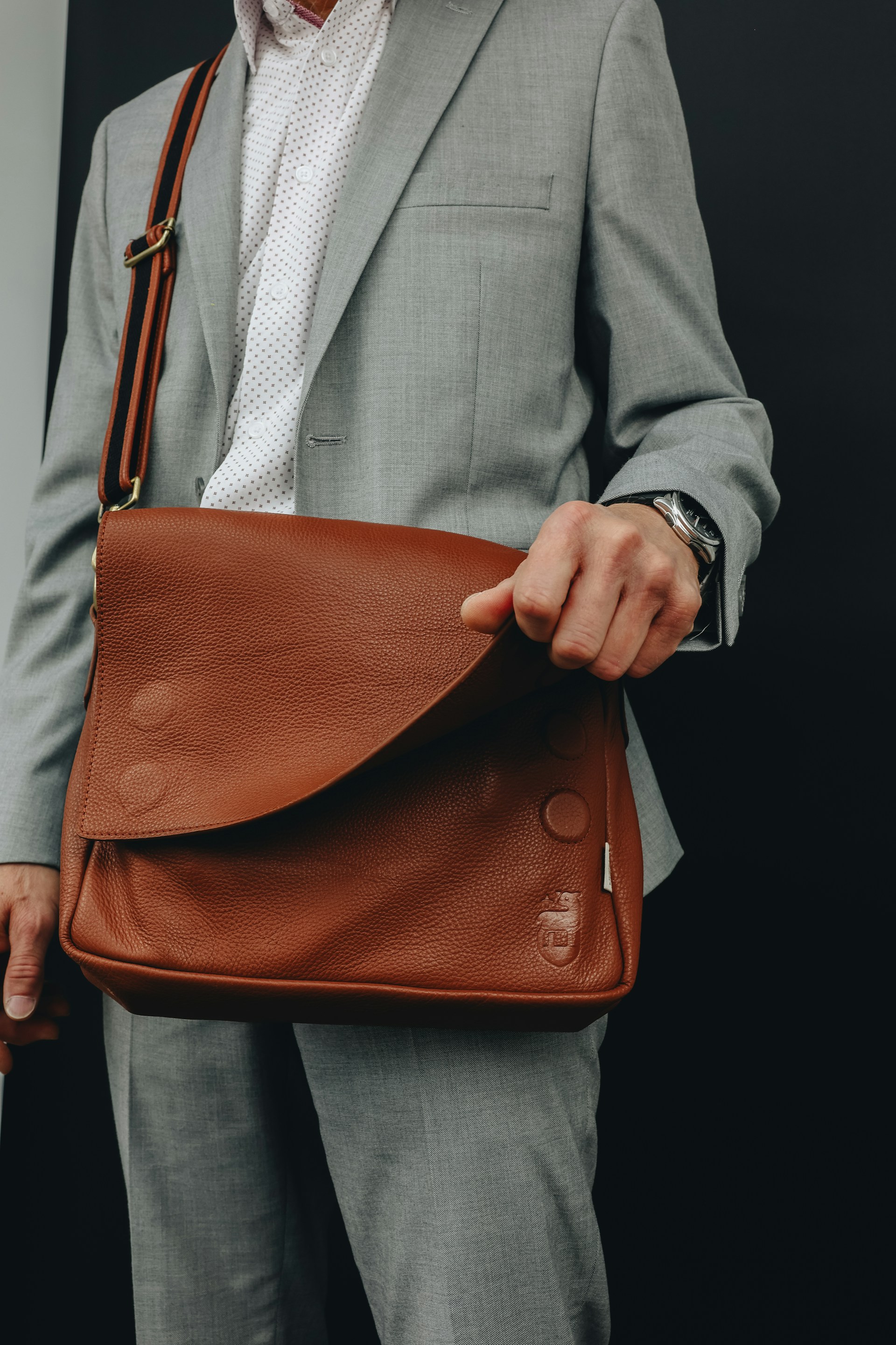 Un hombre lleva su bolso y se dirige al trabajo | Fuente: Unsplash