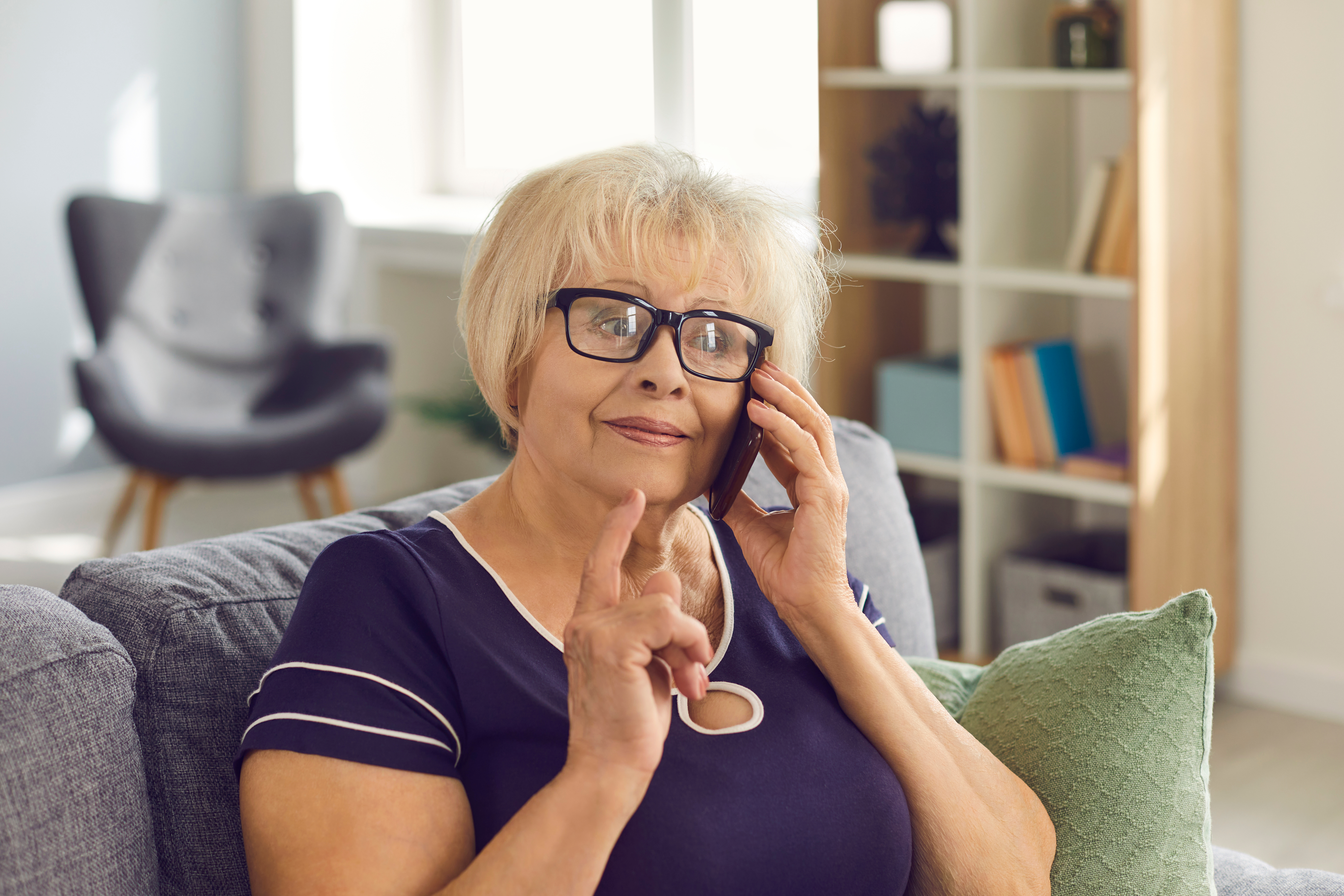 Una mujer mayor hablando por teléfono | Fuente: Shutterstock