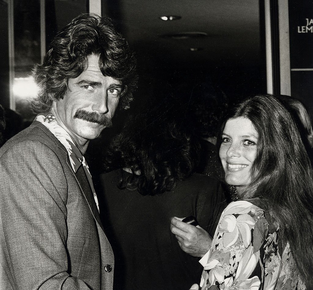 Sam Elliott y Katharine Ross en el Cinerama Dome Theatre en Universal, California, el 6 de marzo de 1979. | Foto: Getty Images