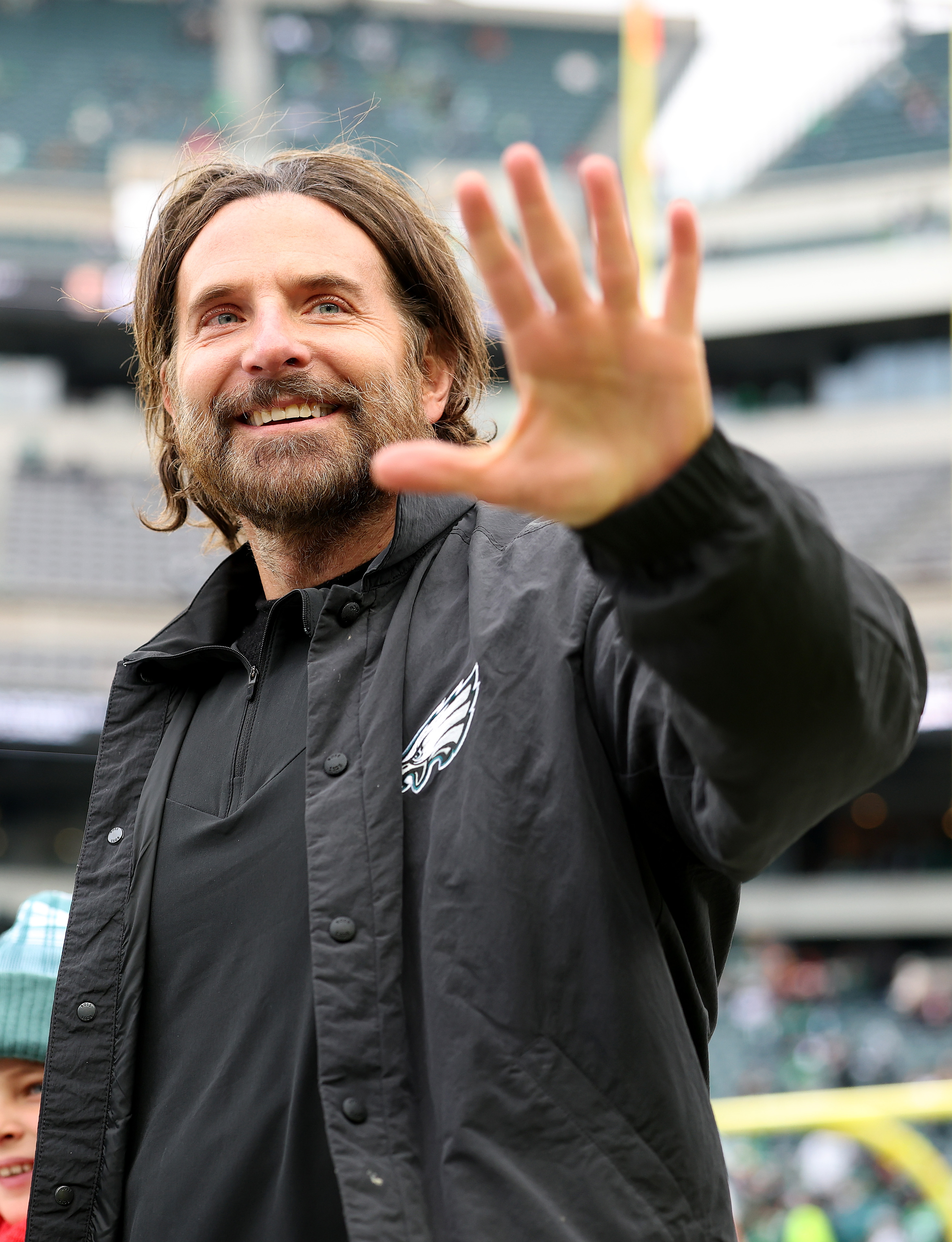 Bradley Cooper en la banda antes del partido del campeonato de la NFC el 26 de enero de 2025, en Filadelfia, Pensilvania | Fuente: Getty Images