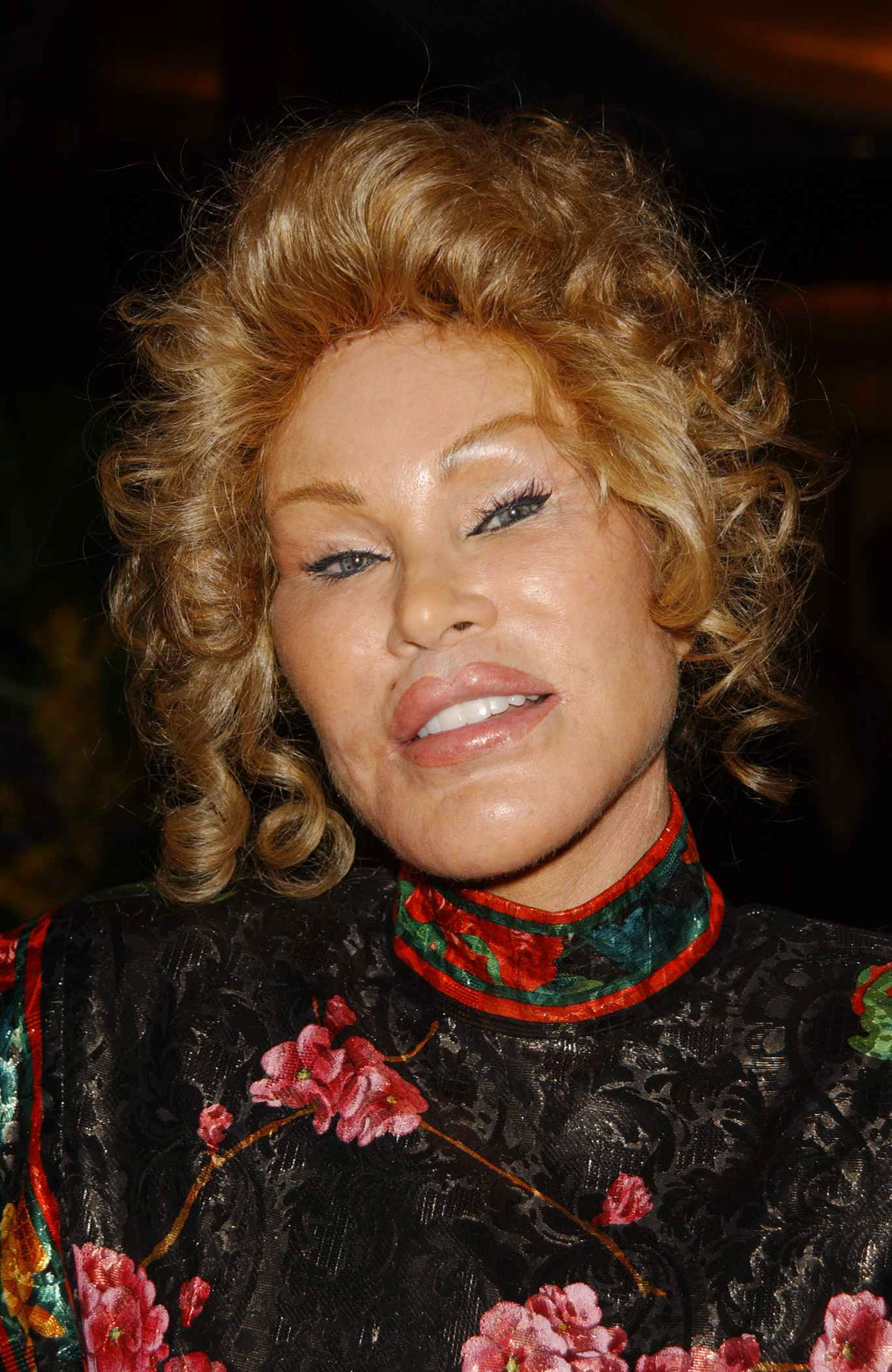 Jocelyn Wildenstein asiste a la gala de inauguración del Mandarin Oriental, Nueva York, el 1 de diciembre de 2003, en Nueva York | Fuente: Getty Images