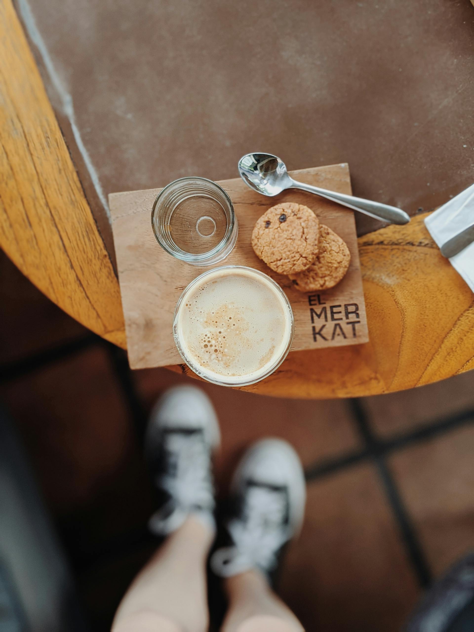 Café y galletas sobre una mesa | Fuente: Pexels