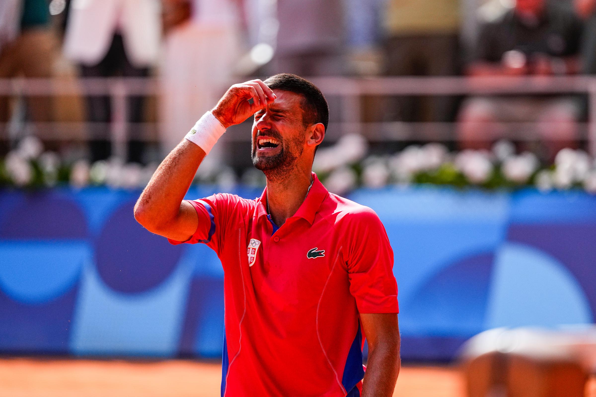 Novak Djokovic celebra tras ganar a Carlos Alcaraz el 4 de agosto de 2024 | Fuente: Getty Images