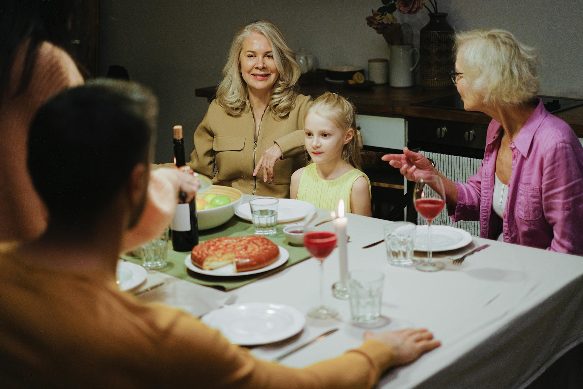 Una familia sentada junta para cenar | Fuente: Pexels