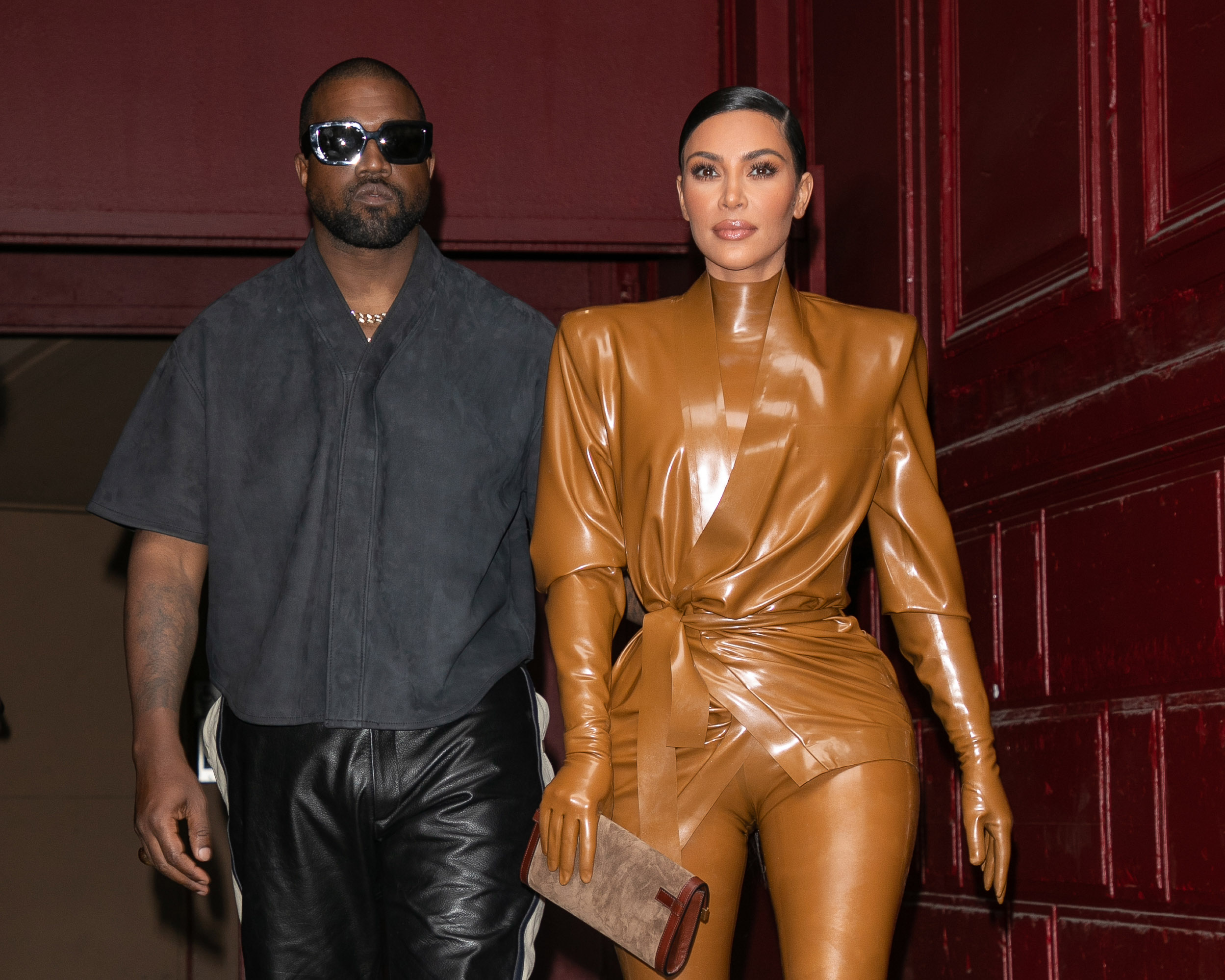 Kanye West y Kim Kardashian salen del servicio dominical de K.West el 1 de marzo de 2020, en París, Francia. | Fuente: Getty Images