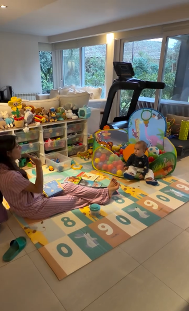Sol Pérez mostrando la técnica de estimulación para su hijo Marco en el rincón que ella y su esposo Guido Mazzoni crearon para el pequeño | Fuente: Instagram/lasobrideperez