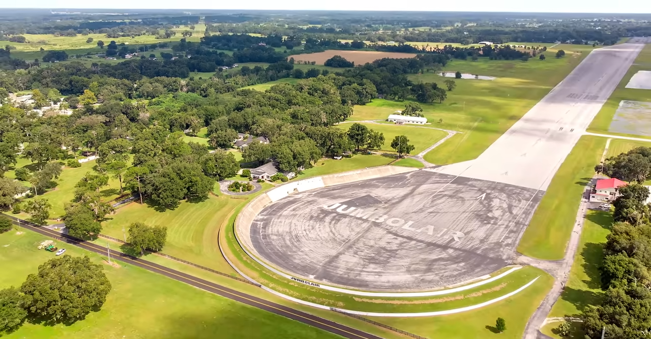 La amplia zona de maniobras de Jumbolair lleva el nombre de la comunidad, lo que pone de relieve la inusual envergadura de su infraestructura aeronáutica. | Fuente: YouTube/@Therichest