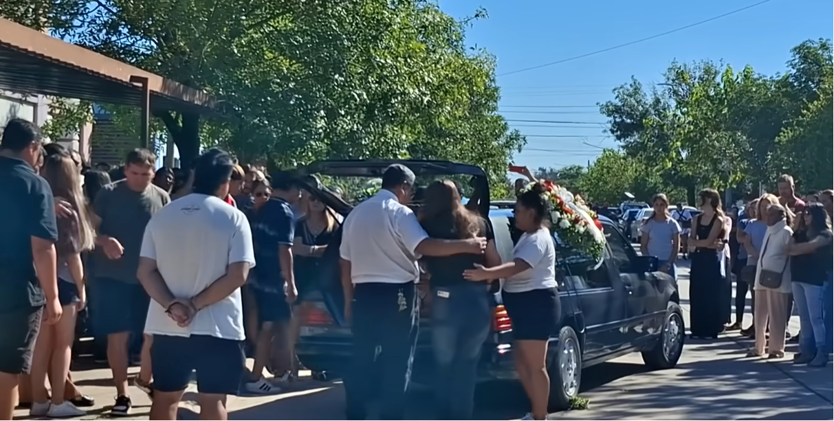 Familia y allegados reunidos junto a la carroza fúnebre para dar el último adiós a Ian Cabrera | Fuente: YouTube/Cadena 3 Argentina