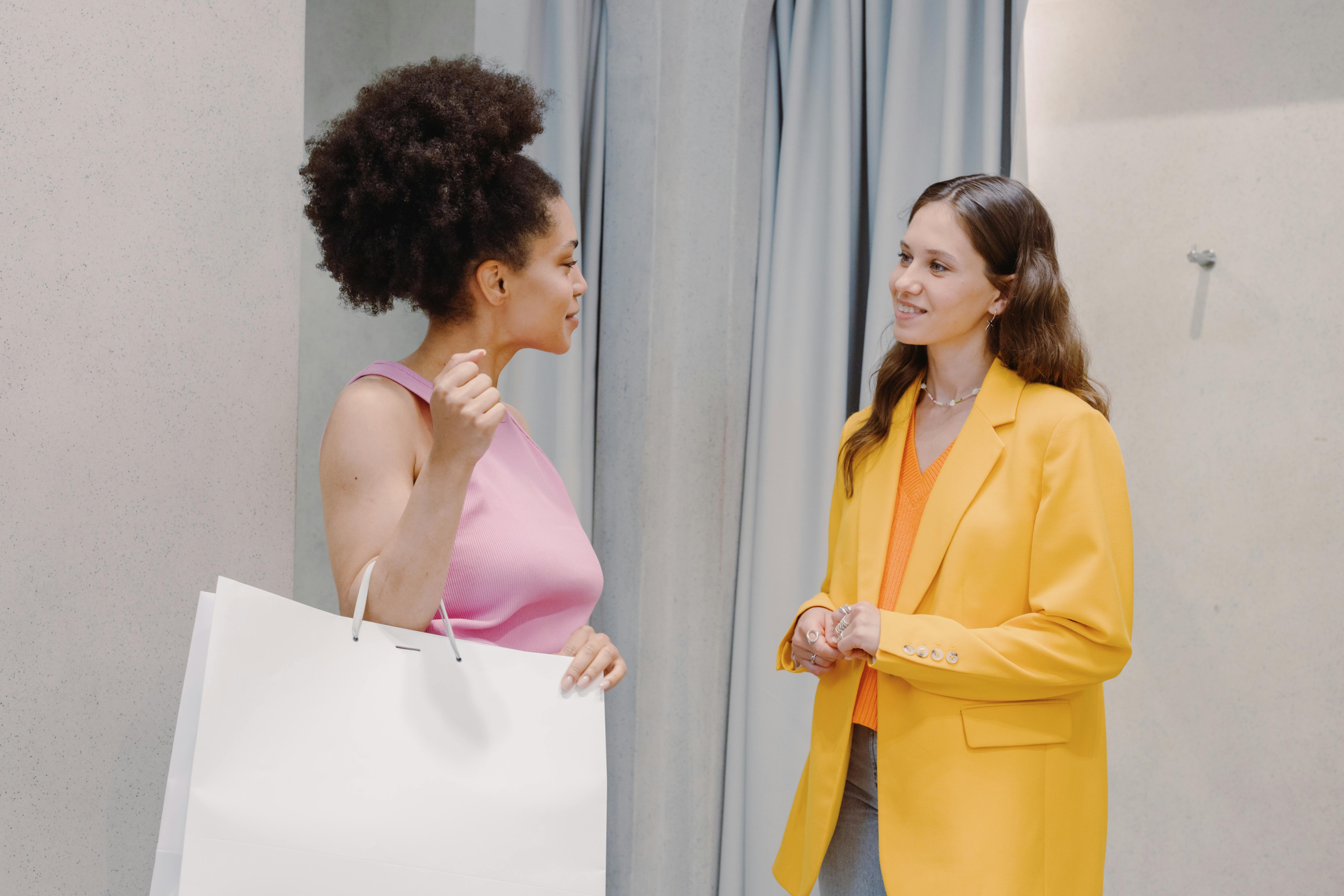 Due donne che parlano | Fonte: Pexels