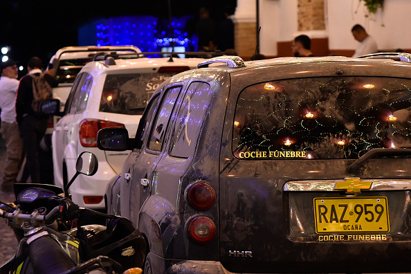 Carros fúnebres que transportan los cuerpos de los 15 pasajeros fallecidos en un accidente aéreo operado por Satena, la aerolínea estatal de Colombia, llegan al municipio de La Playa de Belén, departamento de Norte de Santander, Colombia, el 28 de enero de 2026 | Fuente: Getty Images