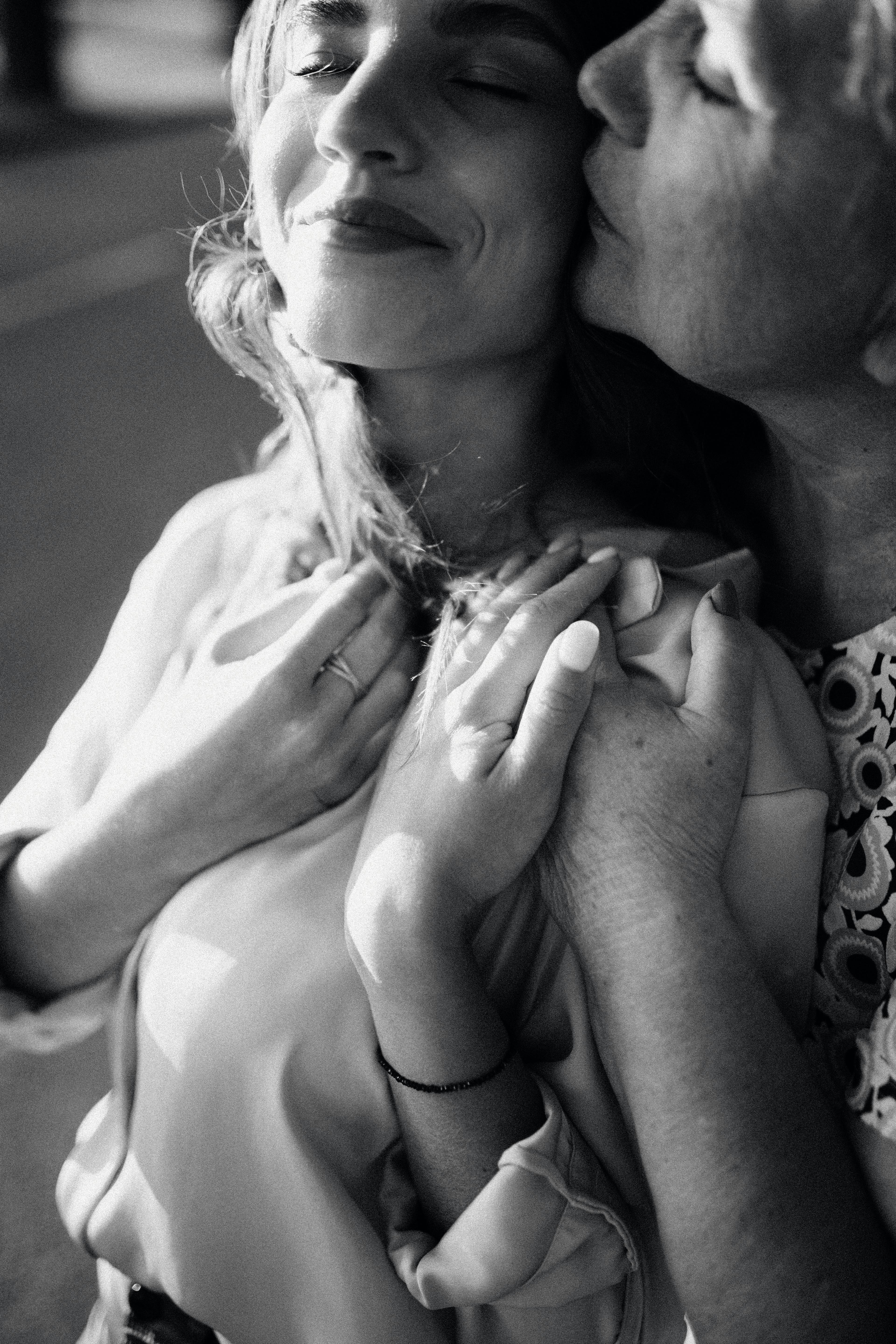Una madre y su hija abrazándose | Fuente: Pexels