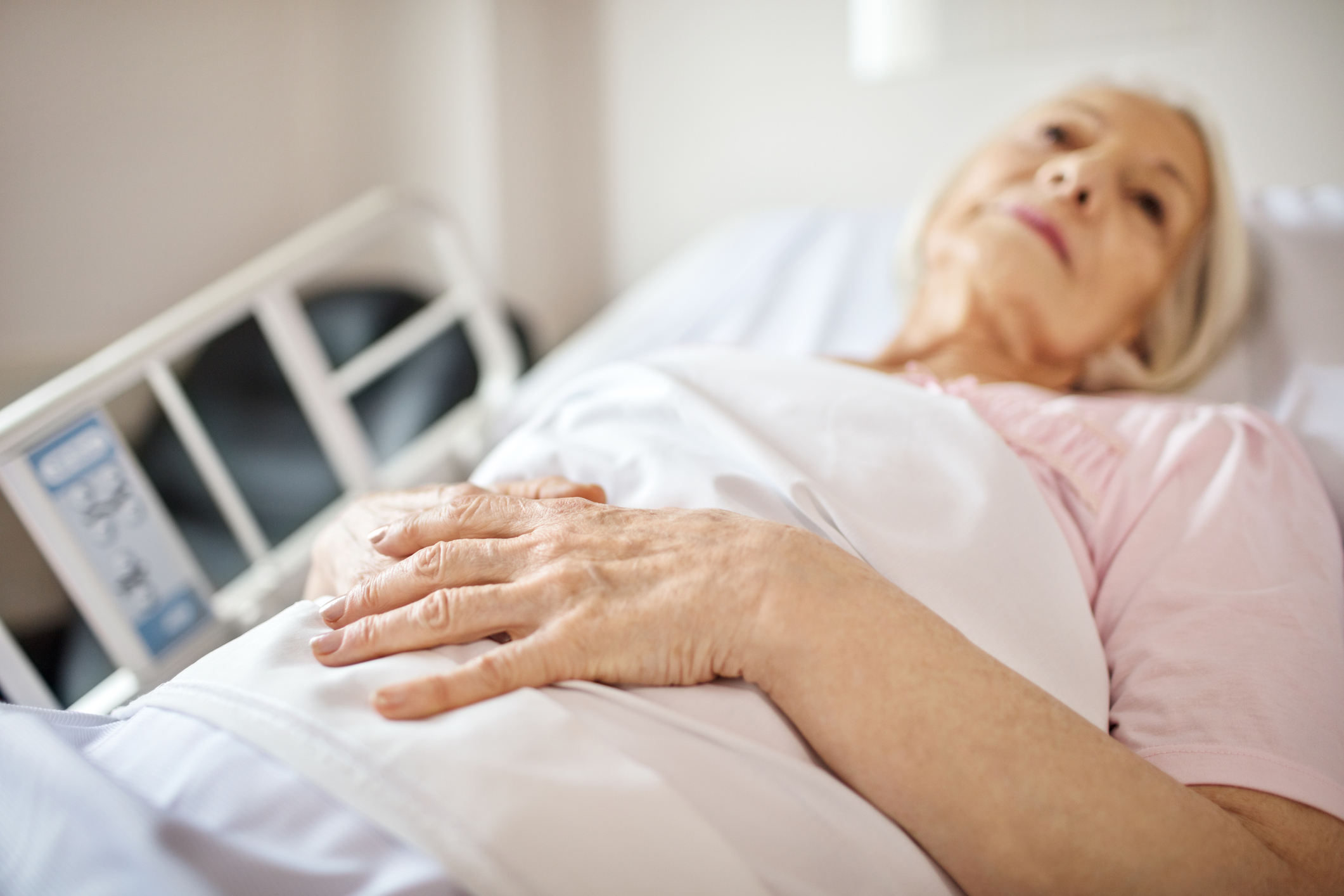 Una anciana enferma en el hospital | Fuente: Getty Images