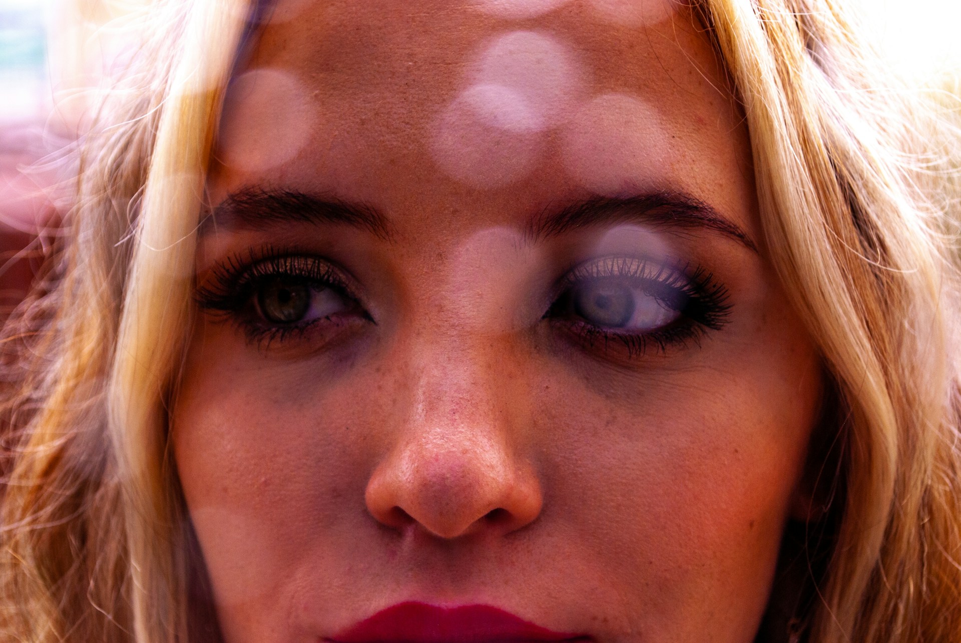 Una mujer mirando ansiosamente a un lado | Fuente: Unsplash