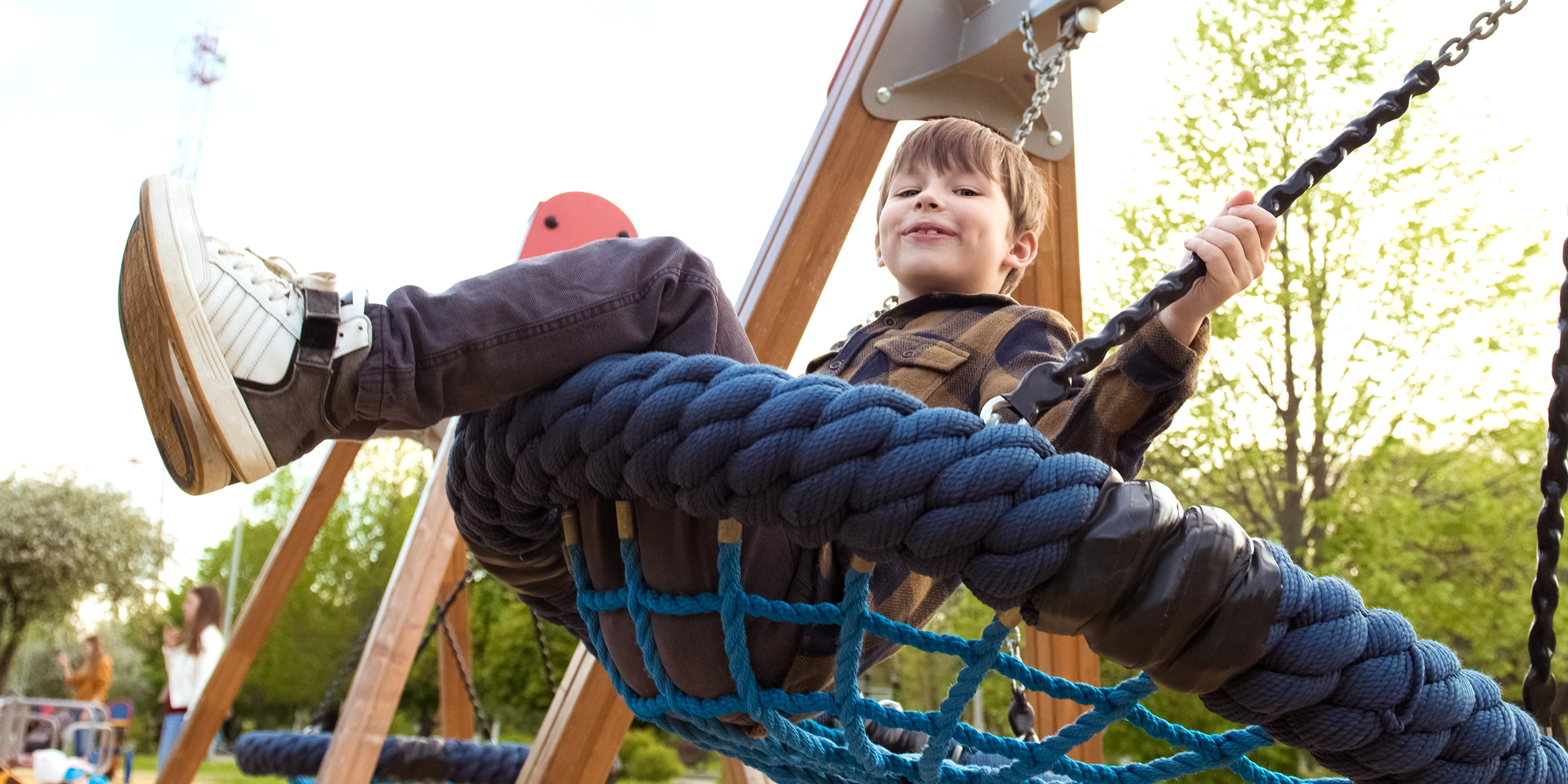 Un niño en un columpio | Fuente: Shutterstock