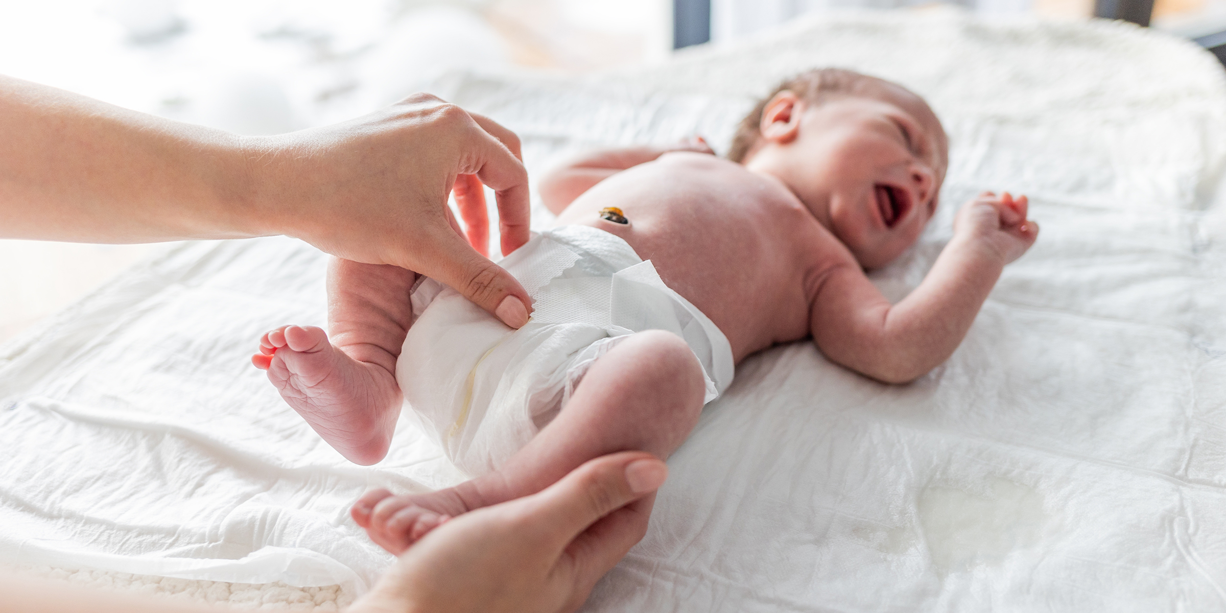 Persona cambiando el pañal a un bebé | Foto: Shutterstock