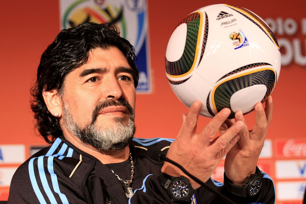 Diego Maradona sostiene un balón de partido durante una conferencia de prensa en Loftus Oval el 11 de junio de 2010 en Pretoria, Sudáfrica. | Fuente: Getty Images