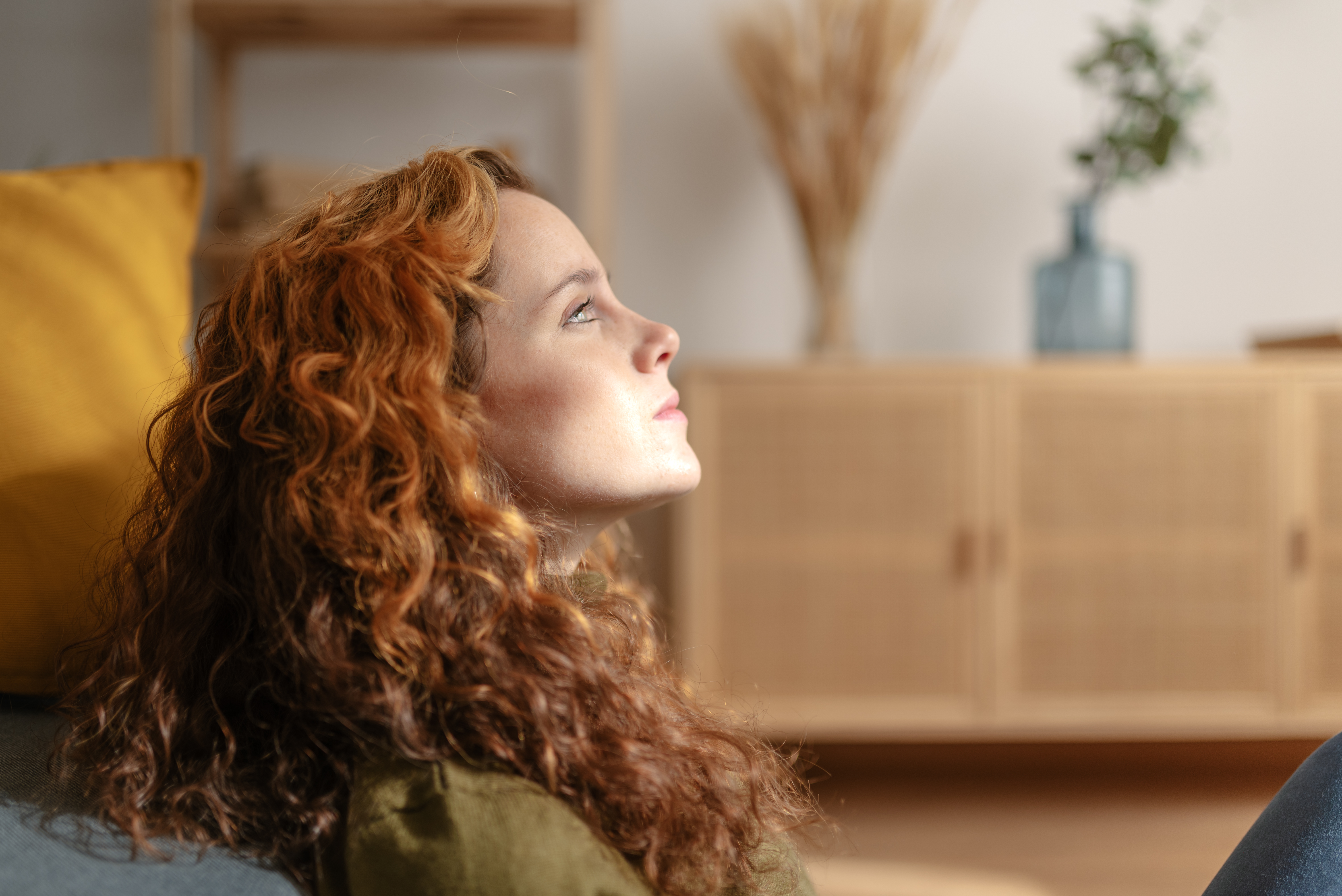 Una mujer sentada en su habitación | Fuente: Getty Images