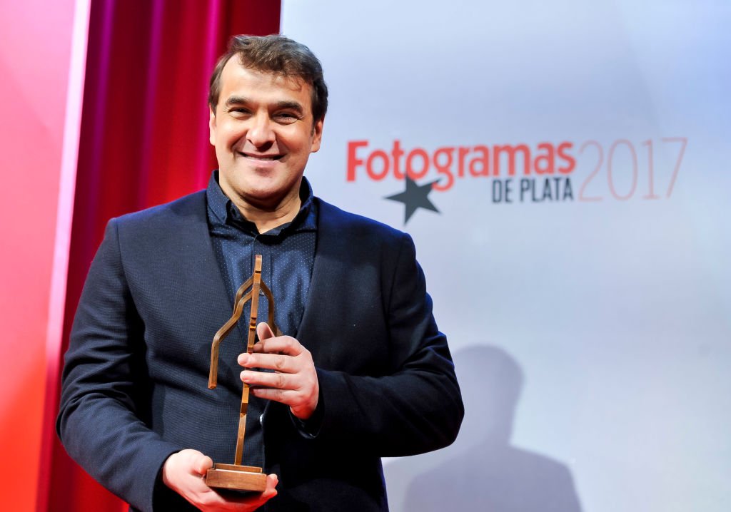Luis Merlo recibe el premio Fotogramas Awards. | Foto: Getty Images