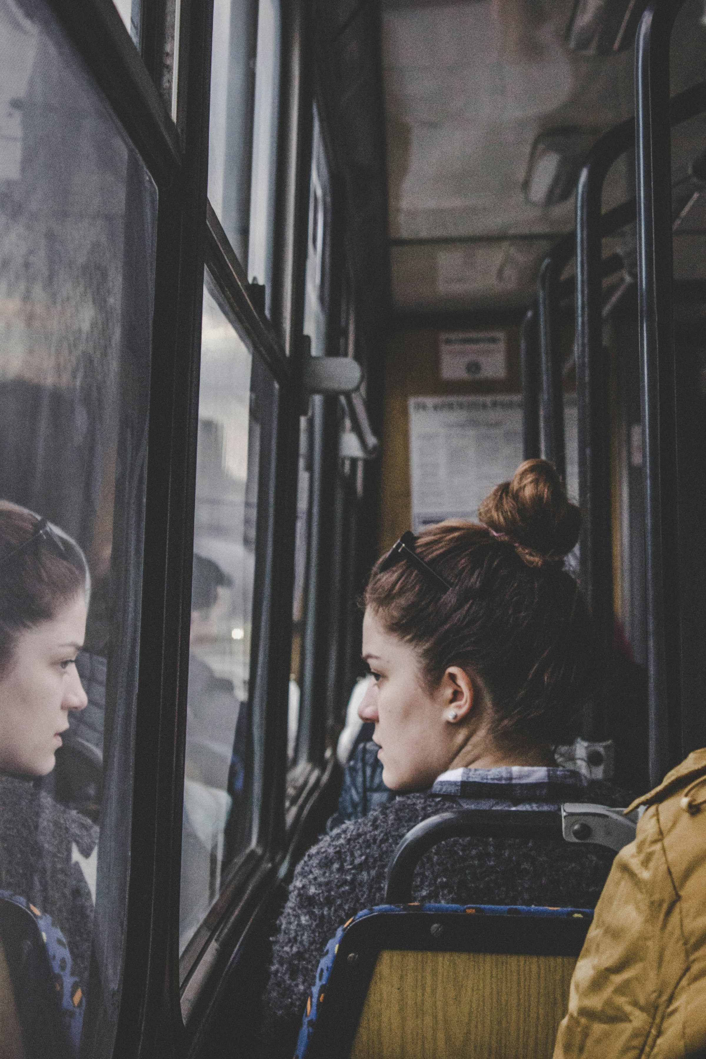 Una mujer mirando por la ventana de un autobús | Foto: Unsplash