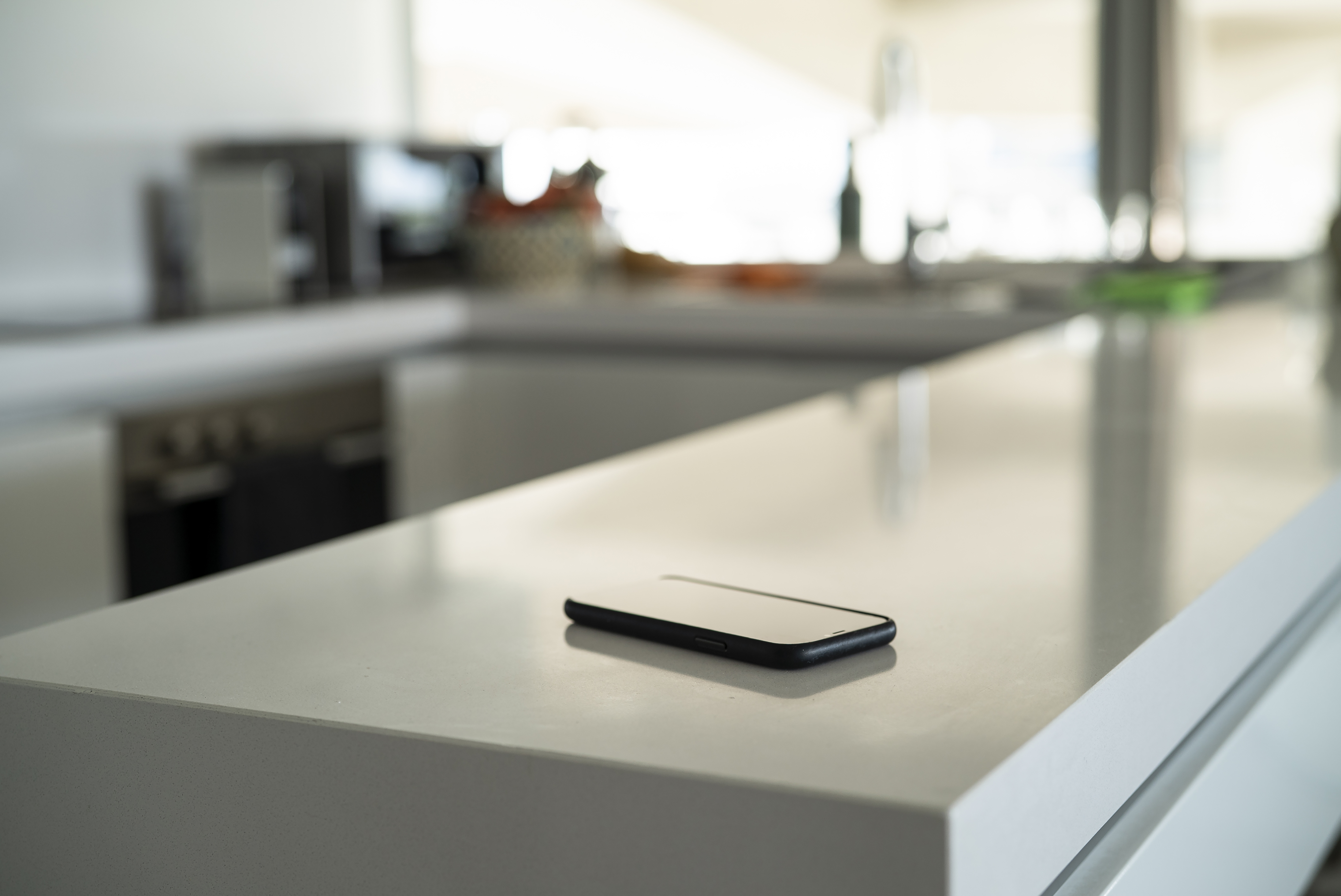 Un teléfono inteligente en la encimera de la cocina | Foto: Getty Images